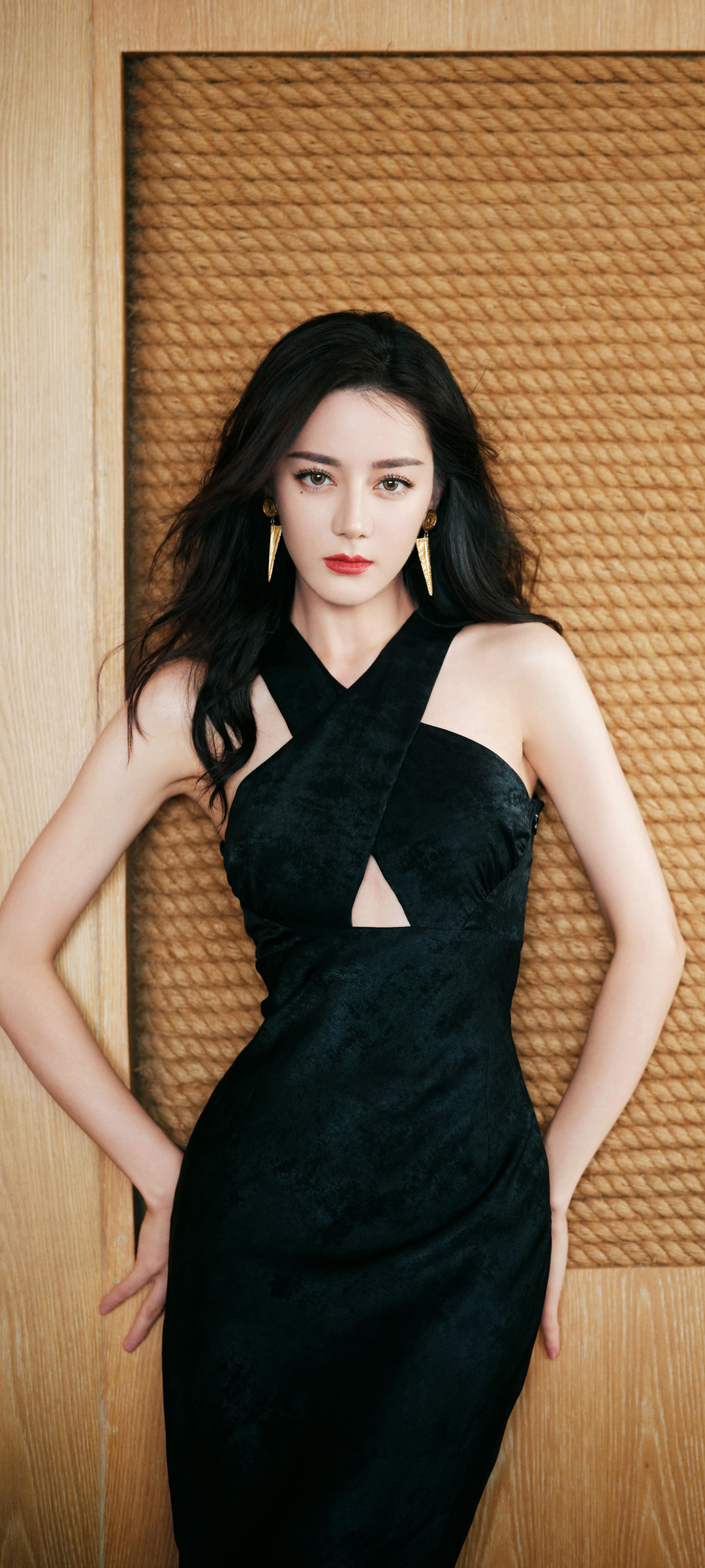 迪丽热巴黑裙倩影，高清美女手机壁纸，免费下载尽享！