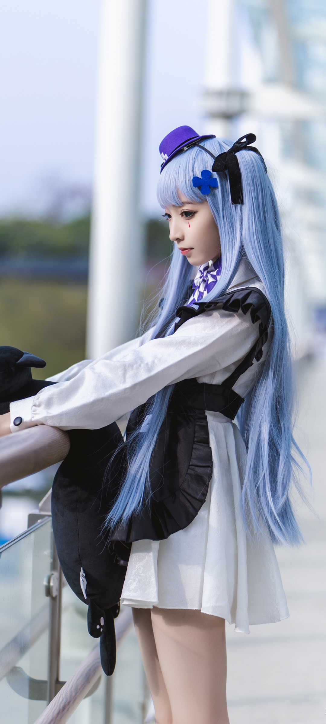 绝美蓝发长腿Cosplay女神壁纸，免费下载美化手机屏幕