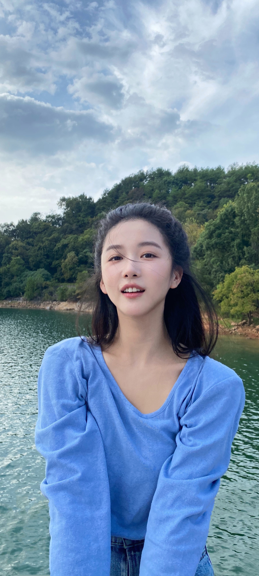 湖边美景佳人伴，清纯曹婉瑾全屏壁纸，免费下载美化手机屏