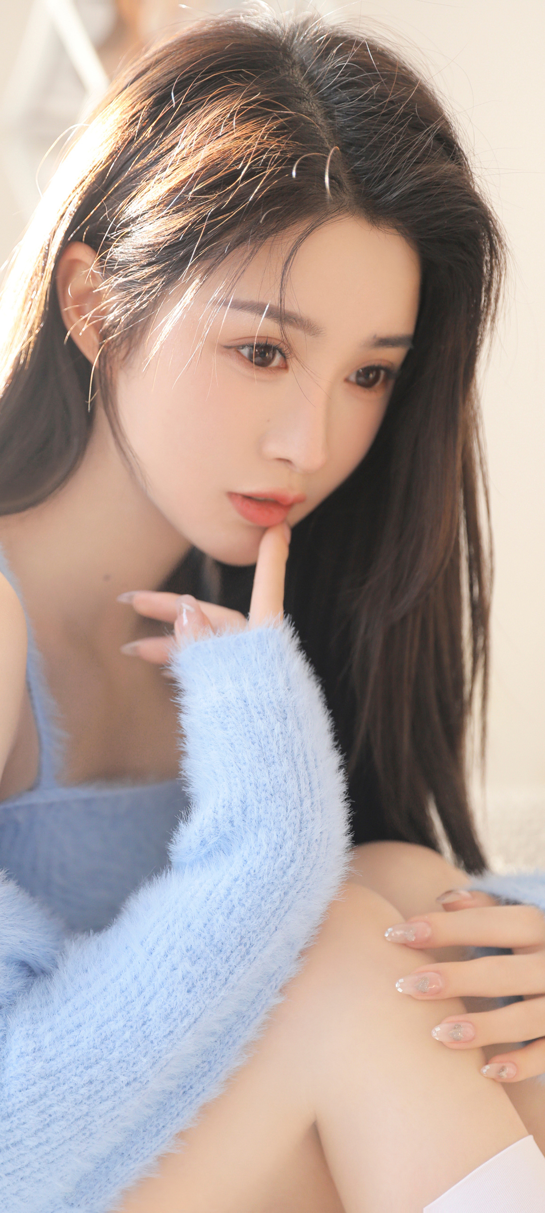 全屏养眼美女壁纸，蓝色毛衣长发美女，免费手机壁纸下载