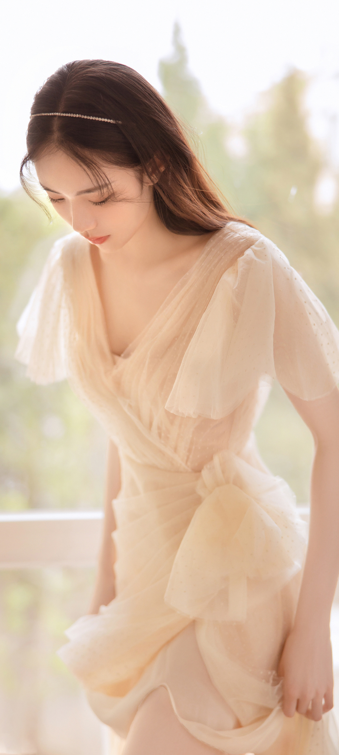 美女弯腰秀裙摆，精选手机壁纸免费下载