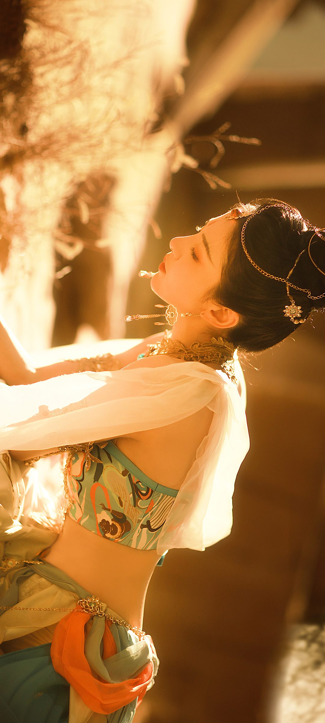 鸿音敦煌沙海之美，全面屏高清美女壁纸，免费下载尽享视觉盛宴
