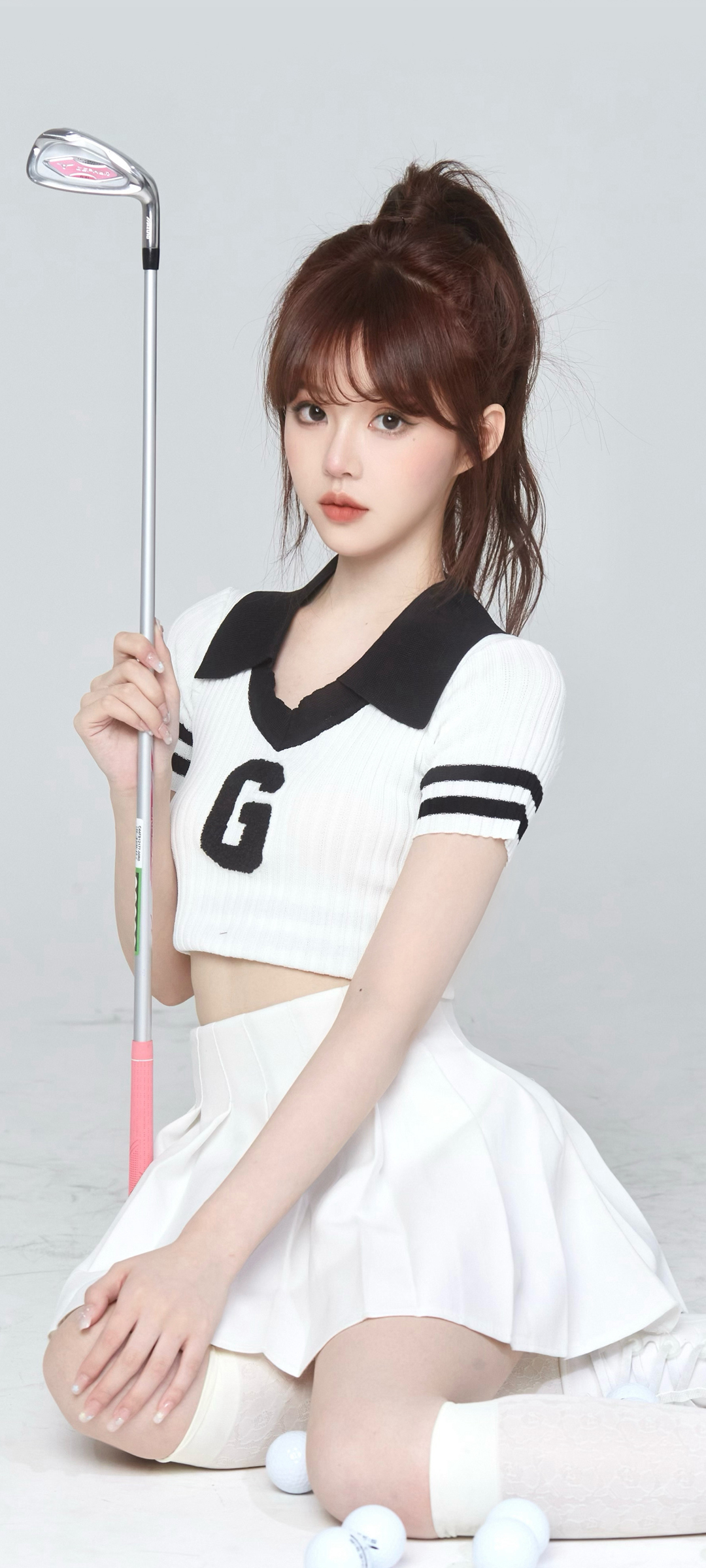 甜美佳丽挥杆高尔夫，纯白褶皱裙装绝美壁纸，全面屏适配，免费下载！