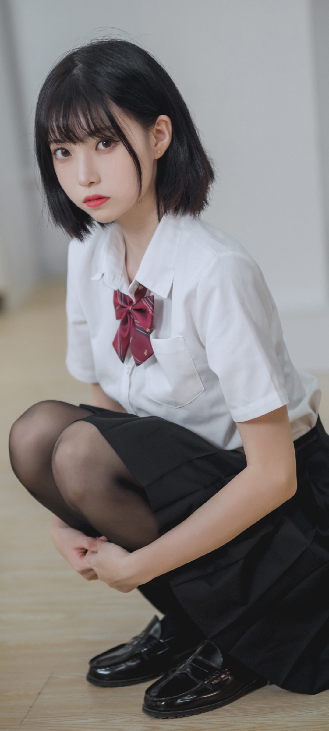 JK女学生Cosplay校服，黑色连裤袜美女，教室风情壁纸，免费下载手机美图