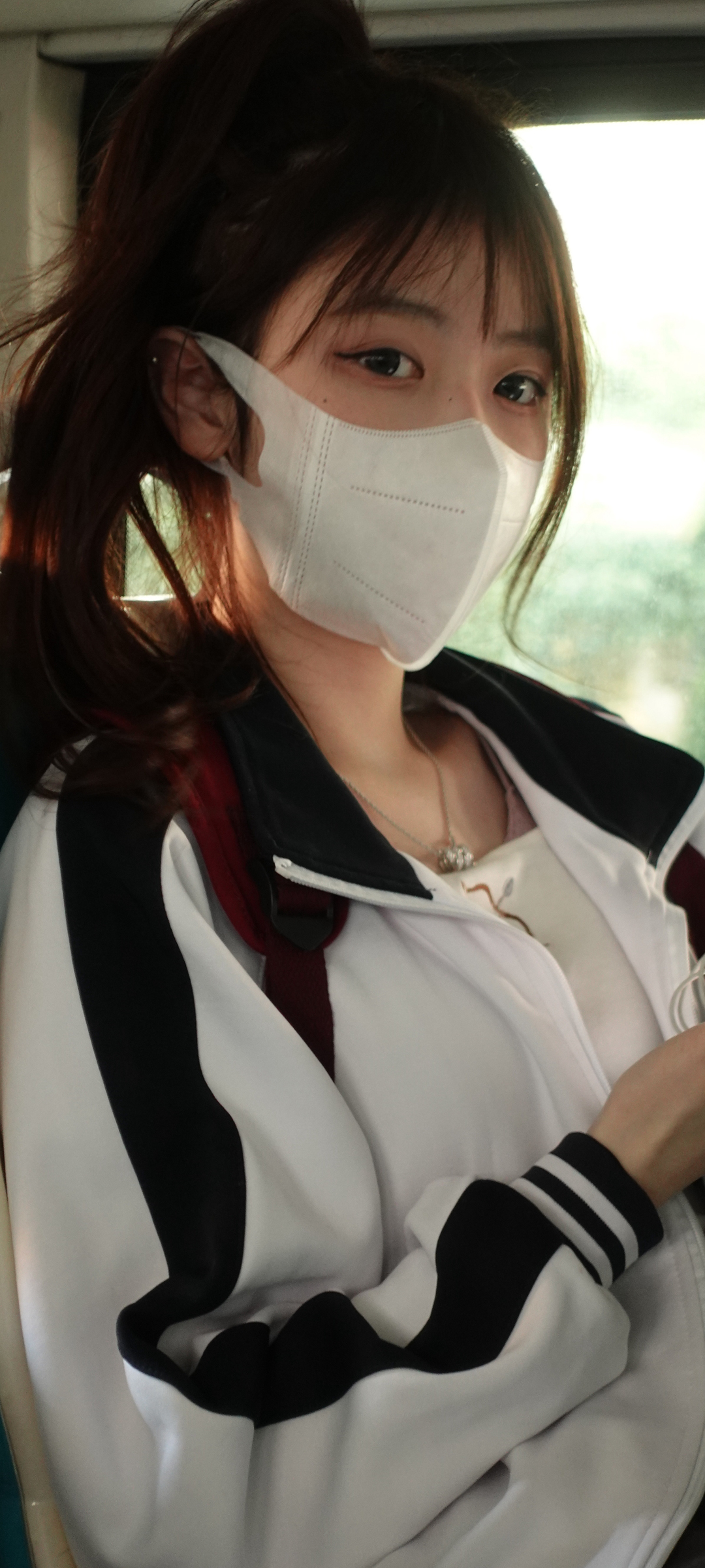校服女神佘颖欣口罩造型壁纸，精美免费下载，装点你的手机桌面