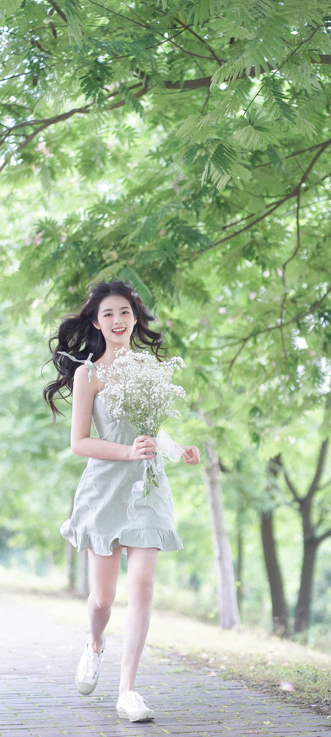 奔跑鲜花美女，手机壁纸免费下载，高清美图尽在掌握！
