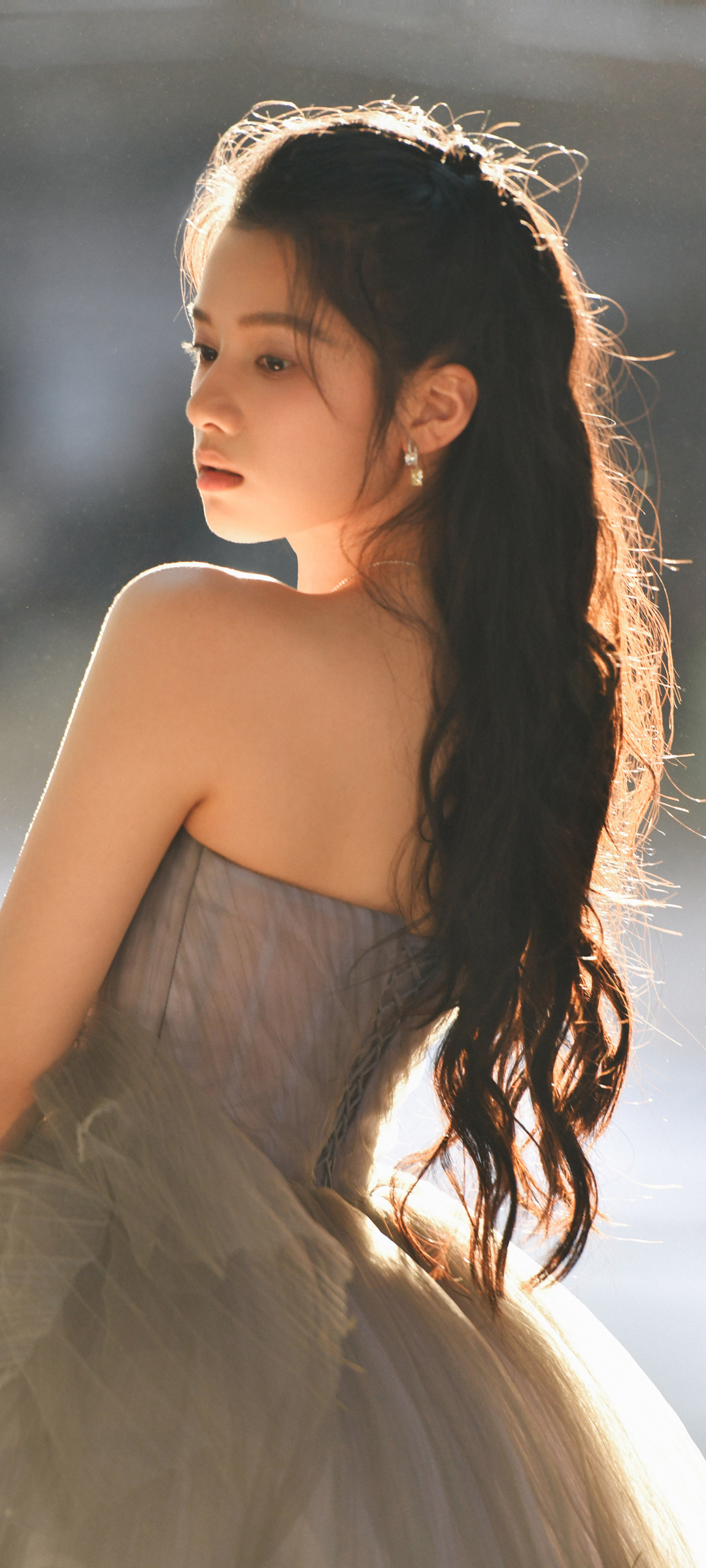 张婧仪绝美后背壁纸，唯美美女手机壁纸免费下载
