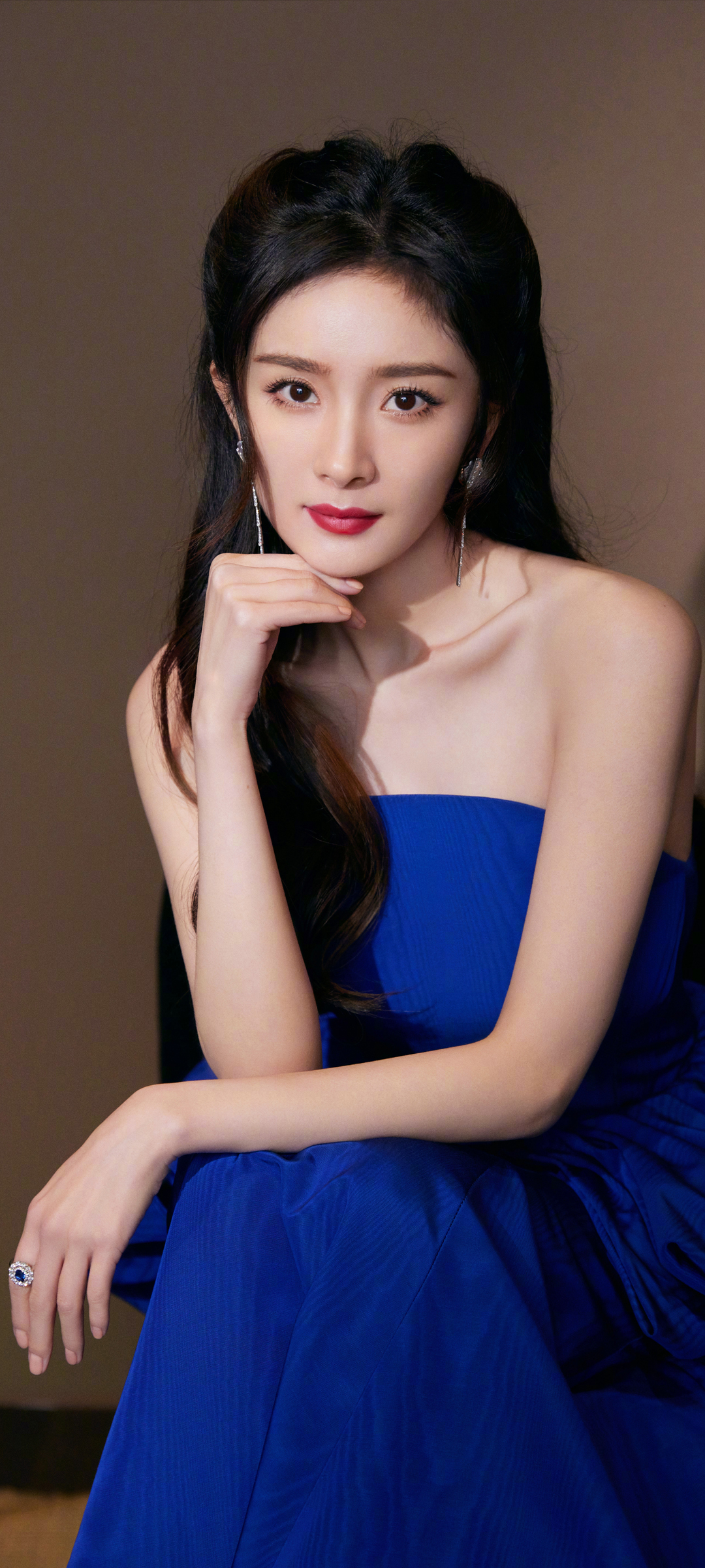杨幂蓝色裙装绝美瞬间，免费手机壁纸高清下载