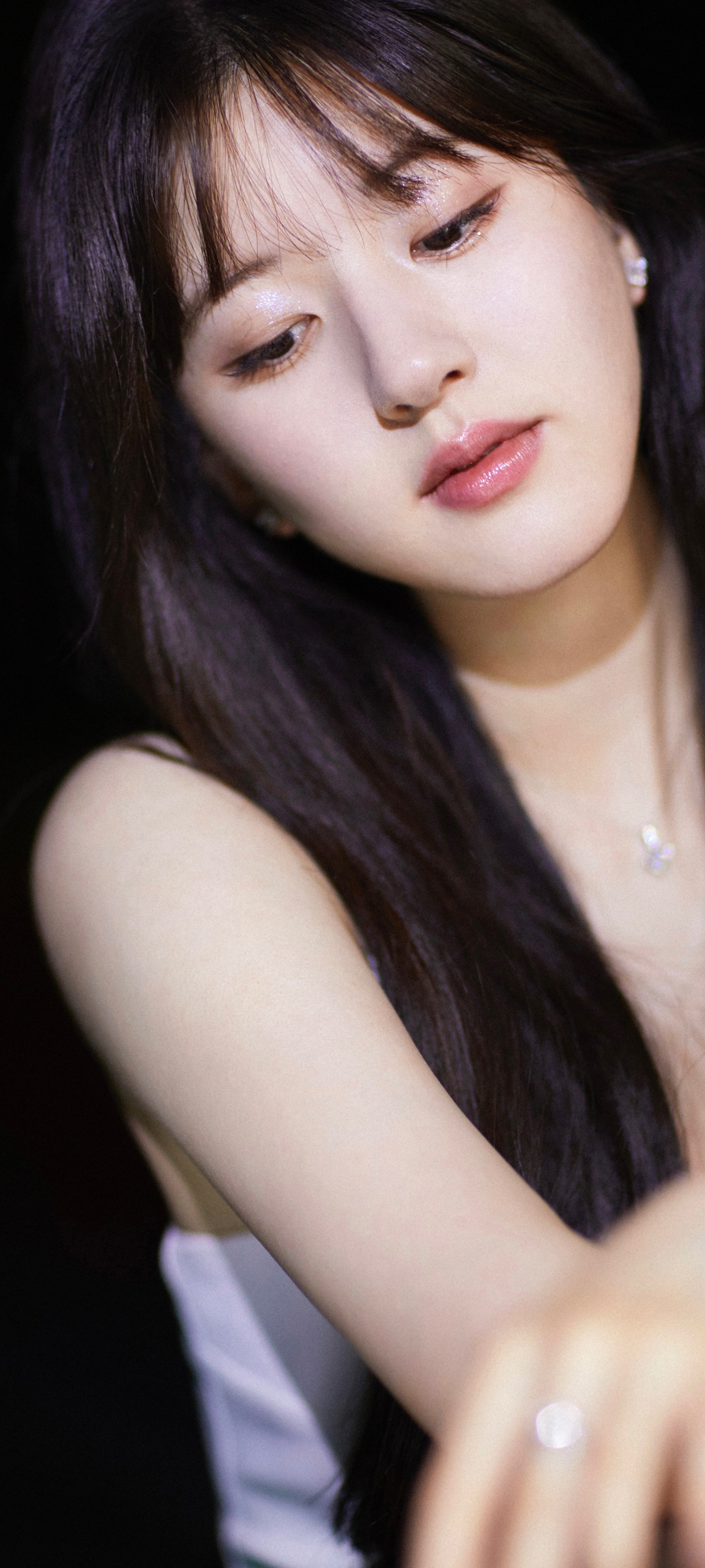 赵露思长发美女壁纸，唯美黑色背景，免费手机壁纸下载