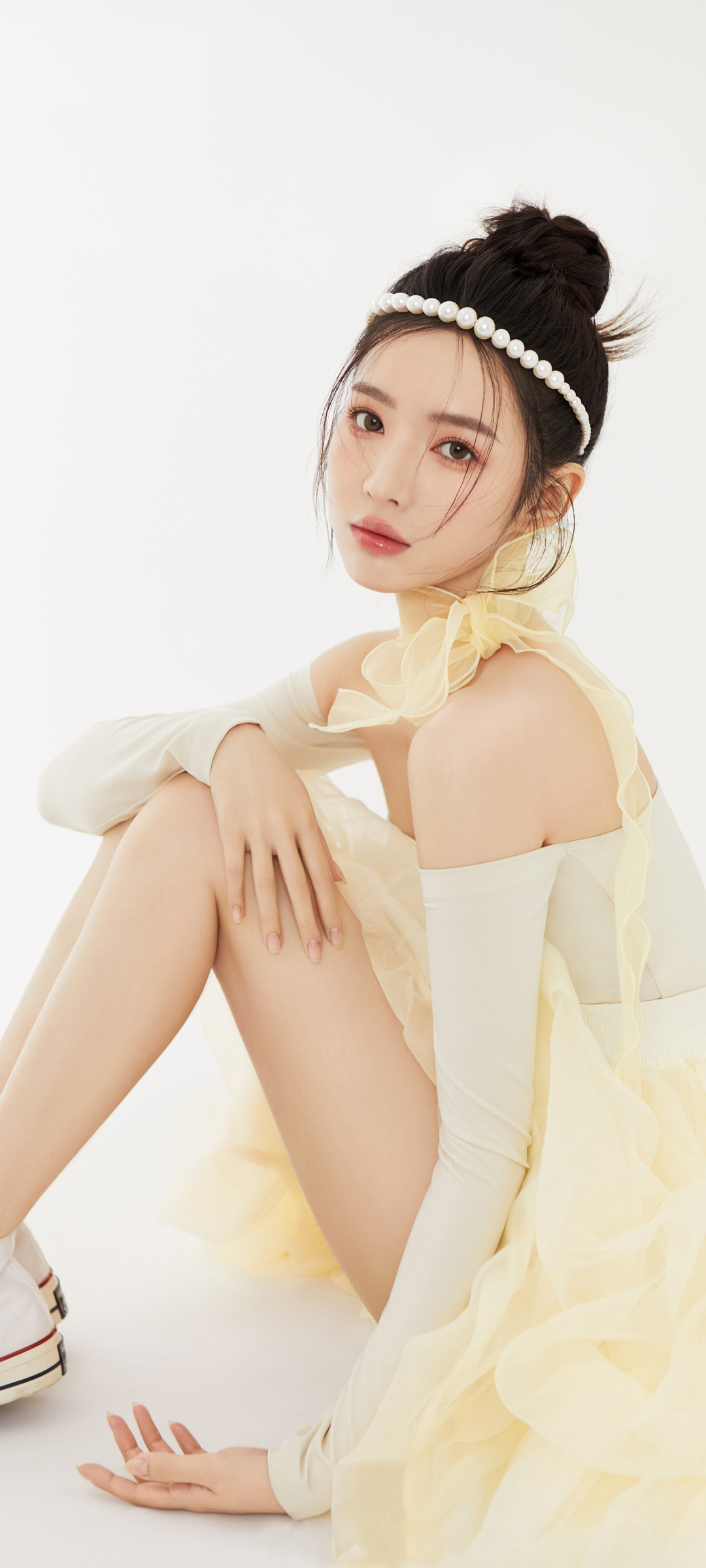 美腿美女手机壁纸，免费下载，养眼身材，地板坐姿更可爱