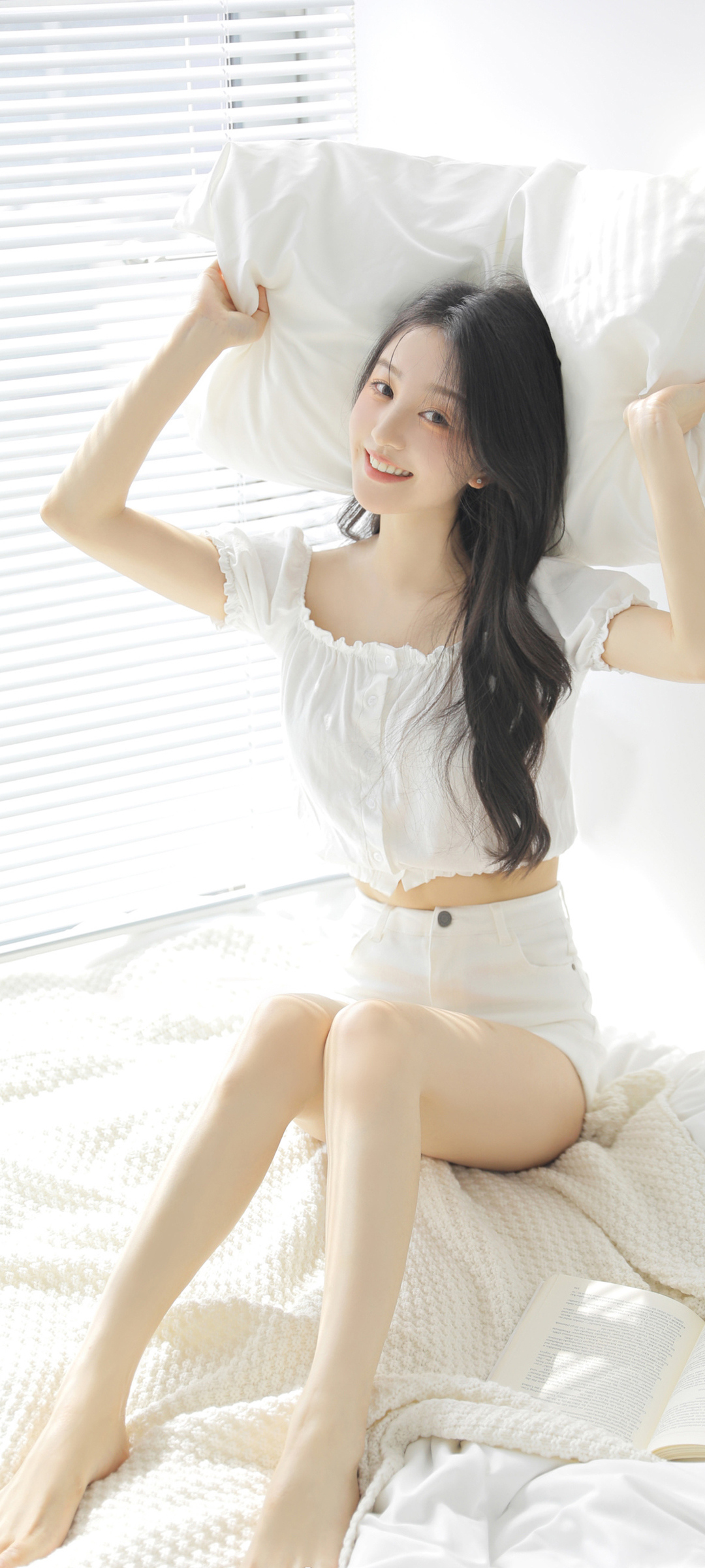 居家美女诱惑，床榻上的白色短裙美腿，精选手机壁纸免费下载