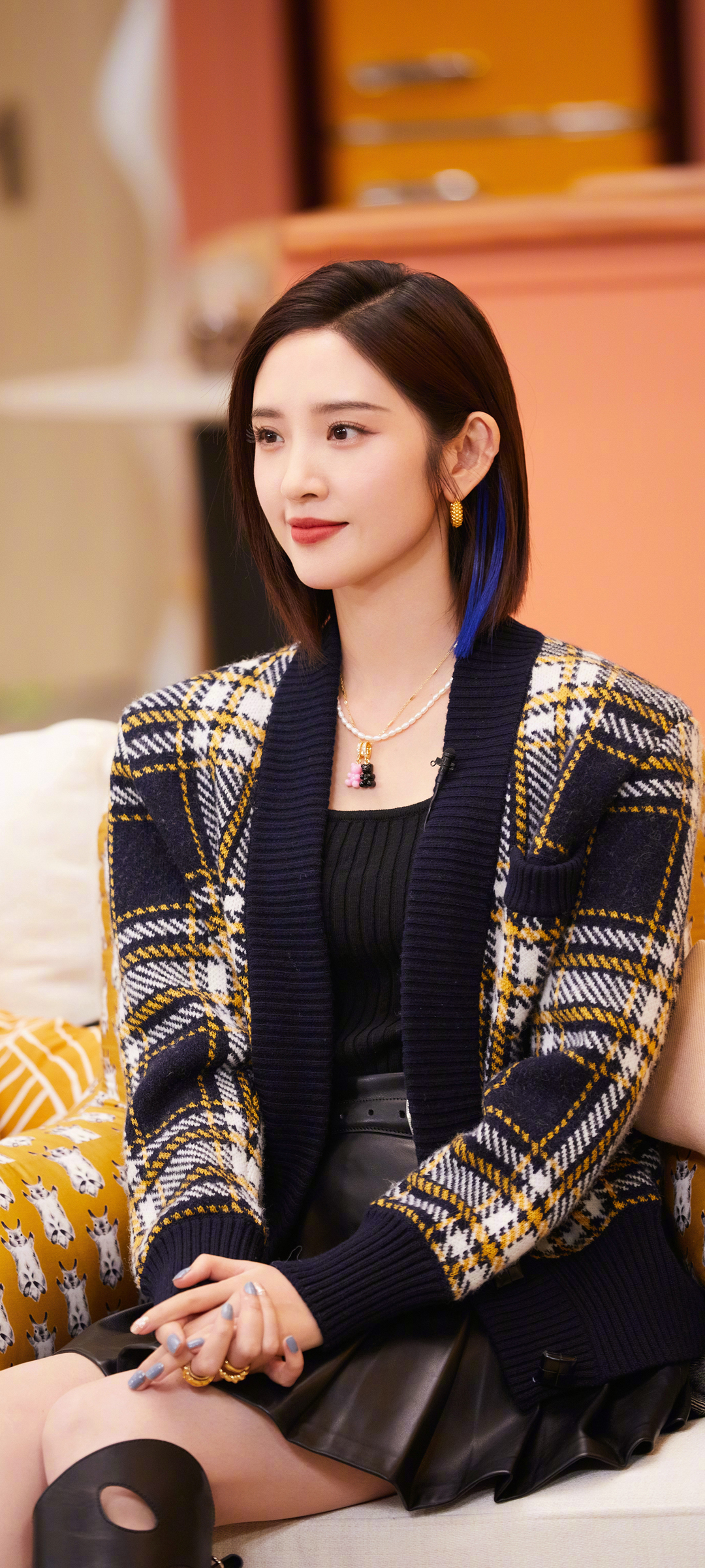 唐艺昕绝美亮相！高清黑色百褶裙手机壁纸，免费下载欣赏！