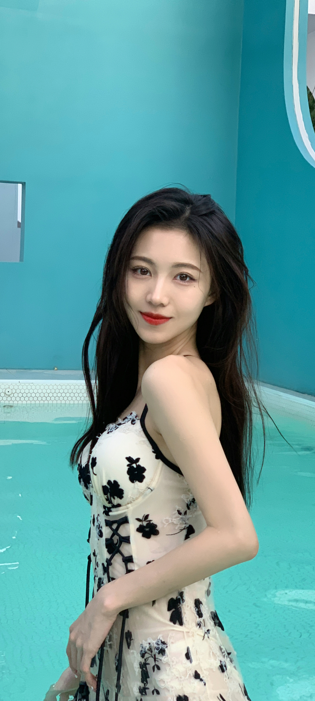 游泳馆泳池美景，美女回眸手机壁纸，免费下载！