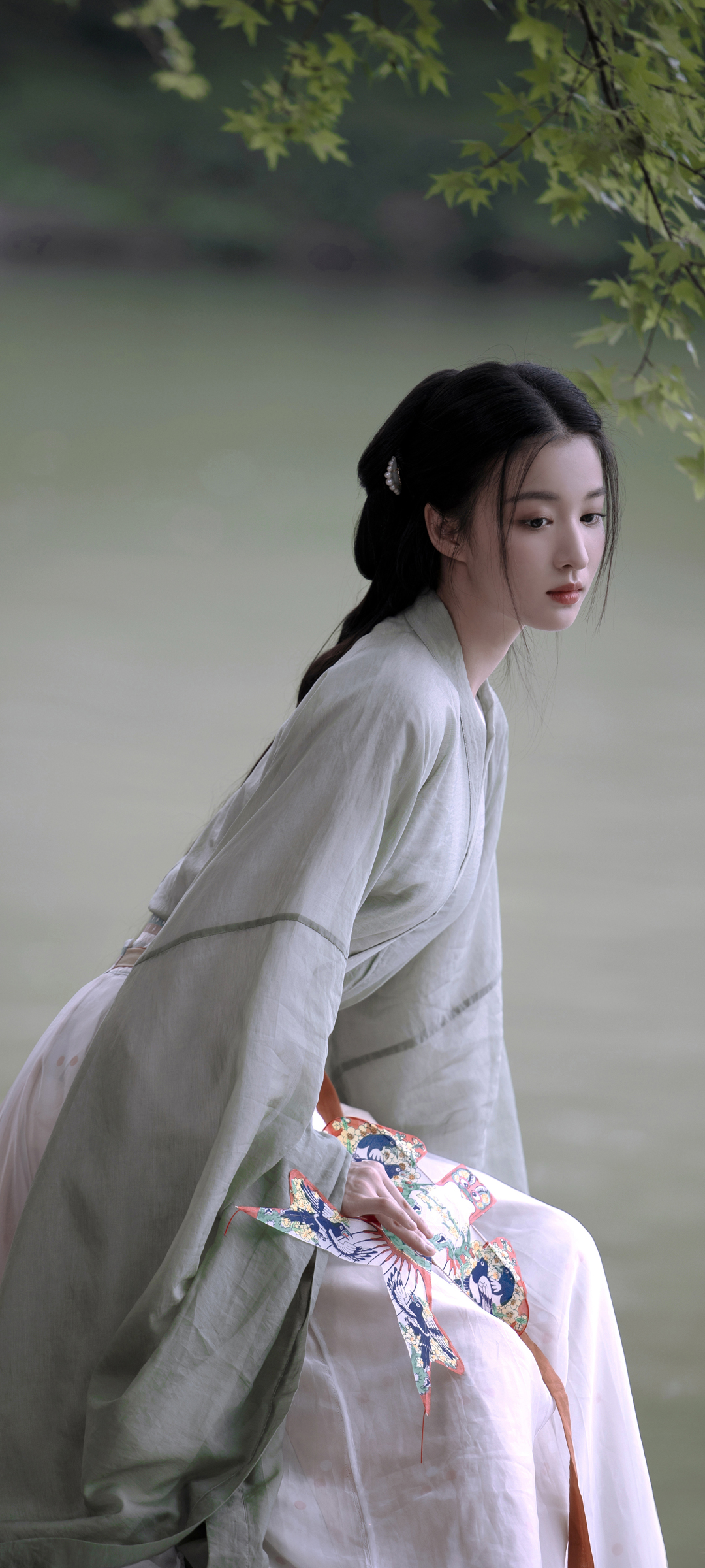 湖畔汉服美女，王楚然清新自然，全面屏手机壁纸免费下载