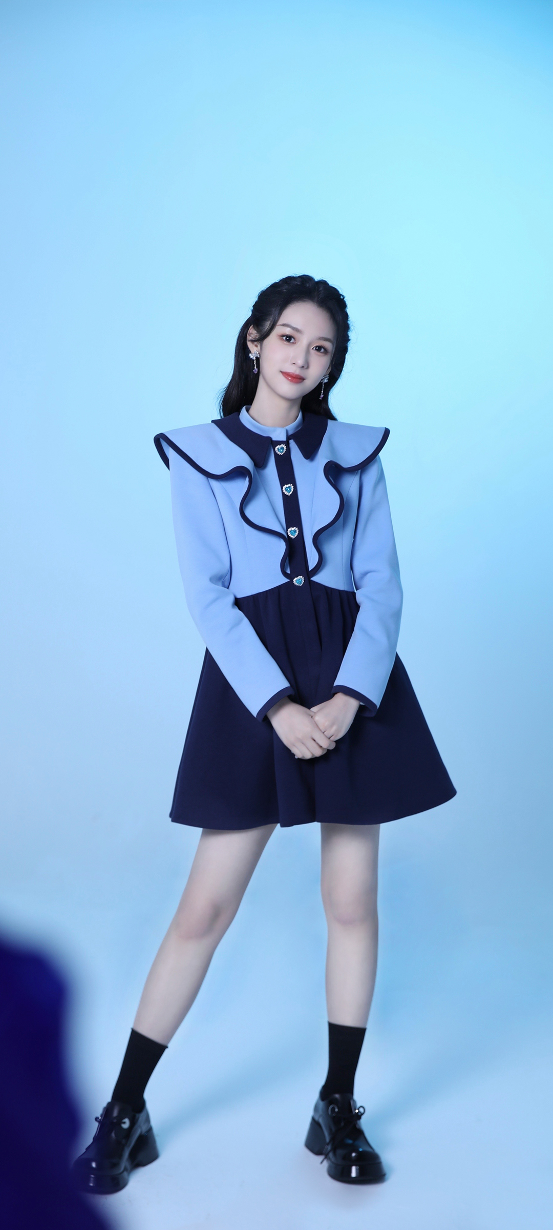 周也深蓝裙装美腿倩影，精选美女手机壁纸免费下载