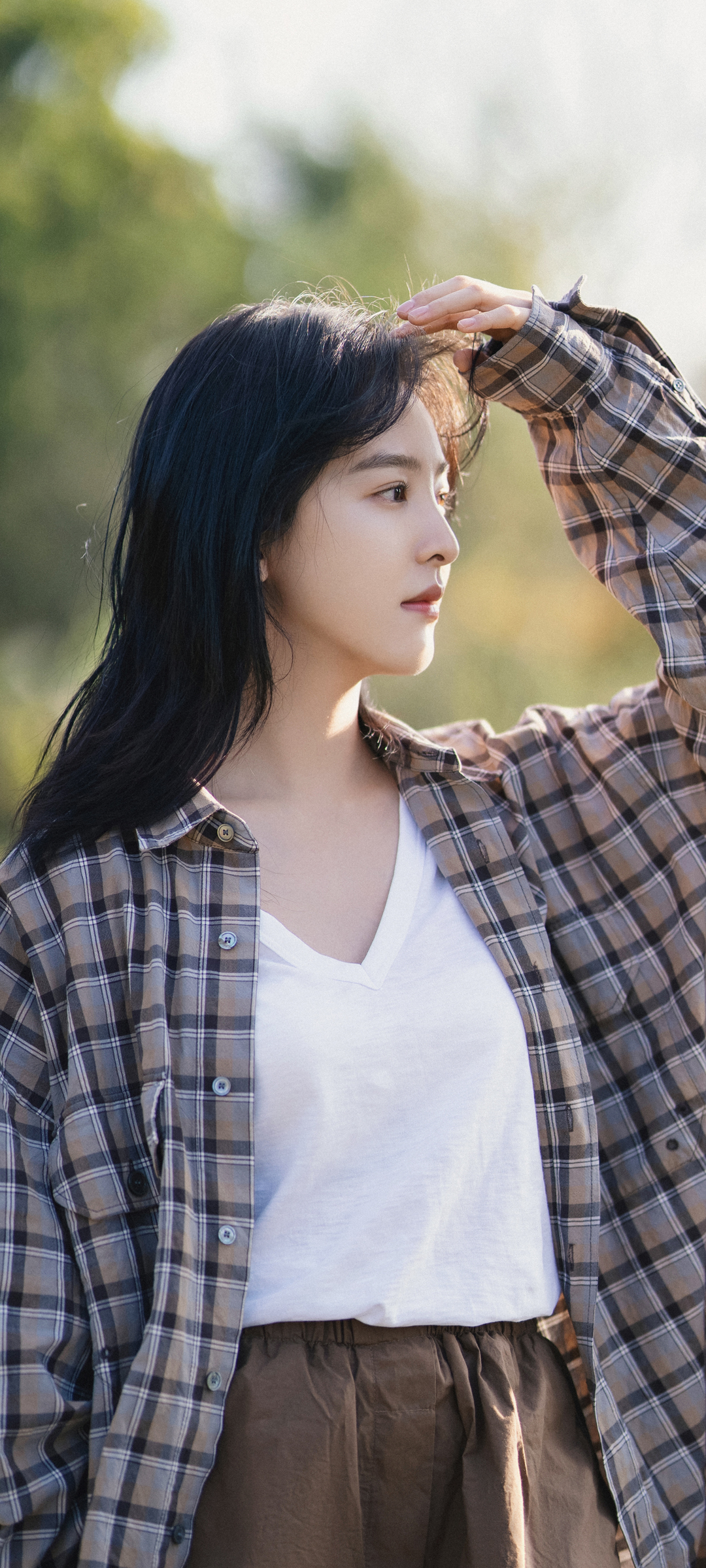 章若楠高清美照，休闲时尚衬衫，美女壁纸免费下载
