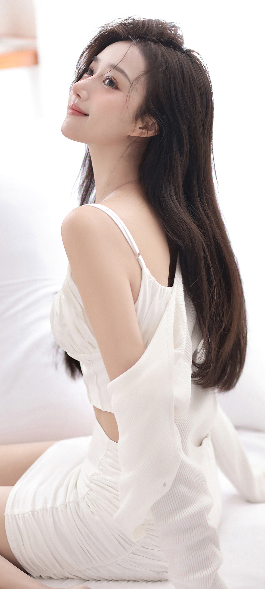 清新长发美女侧脸居家照，白色裙子优雅迷人，免费手机壁纸下载