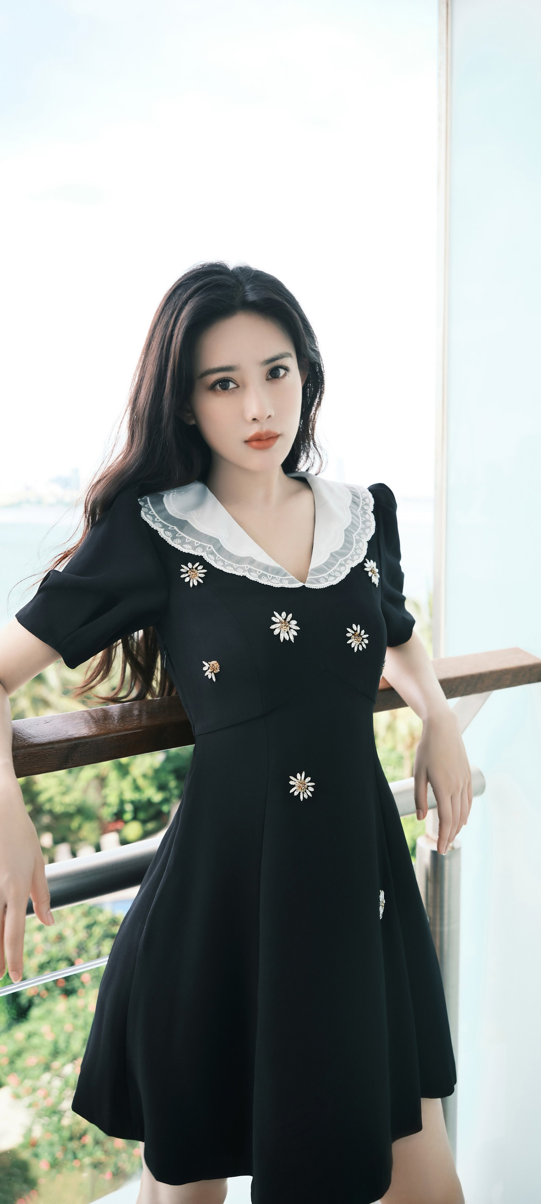 孟子义黑色裙装高清壁纸，全屏美女图片，免费手机壁纸下载