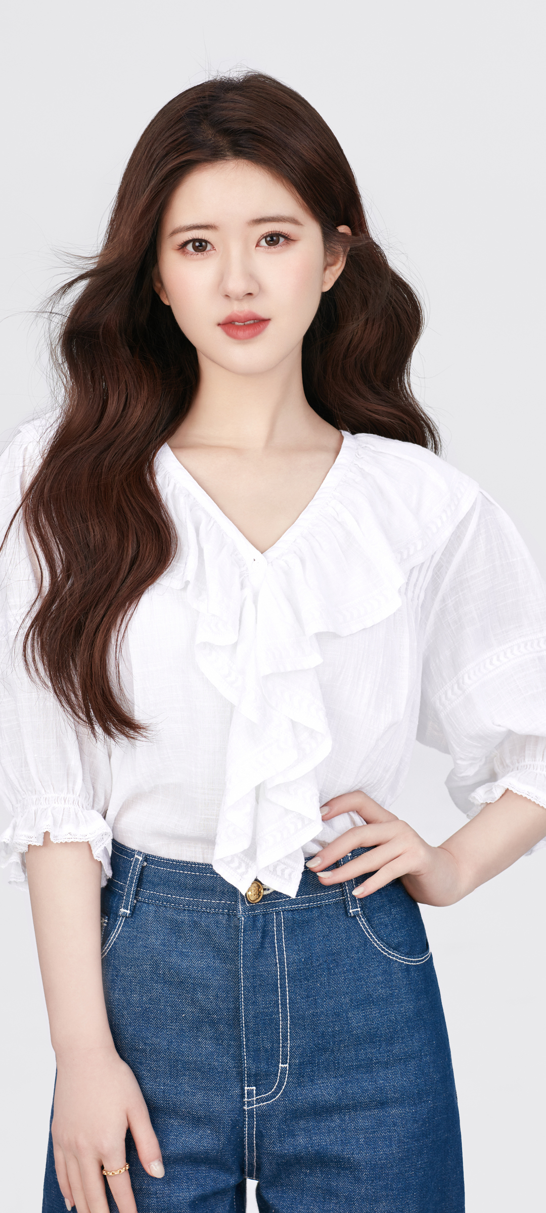 赵露思白衣牛仔裤美图，高清美女手机壁纸免费下载