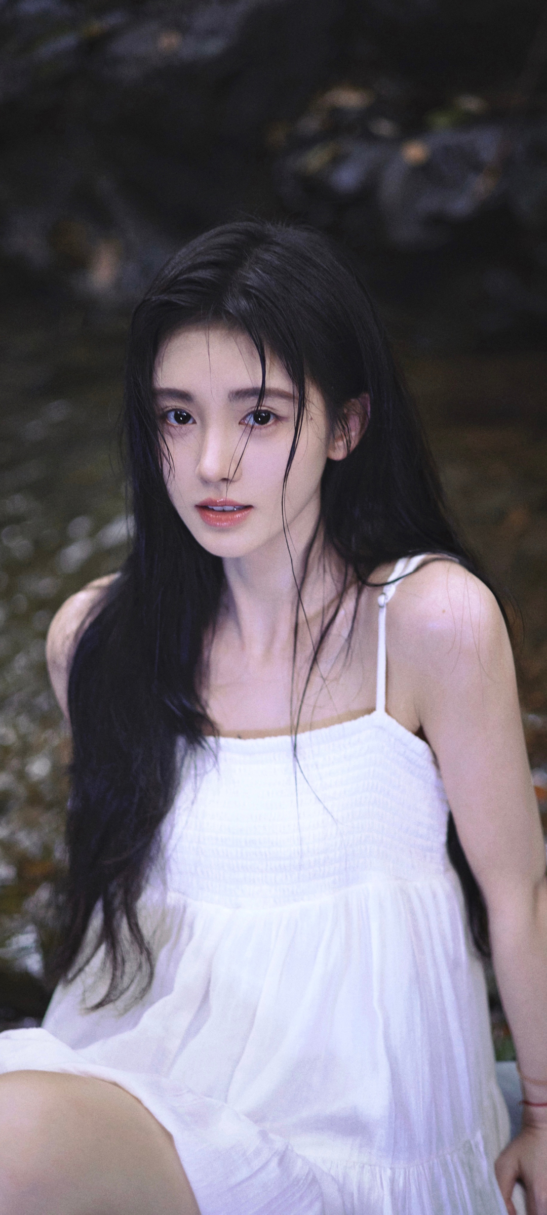 鞠婧祎白衣吊带裙全屏壁纸，美女高清免费下载，装点你的手机屏幕
