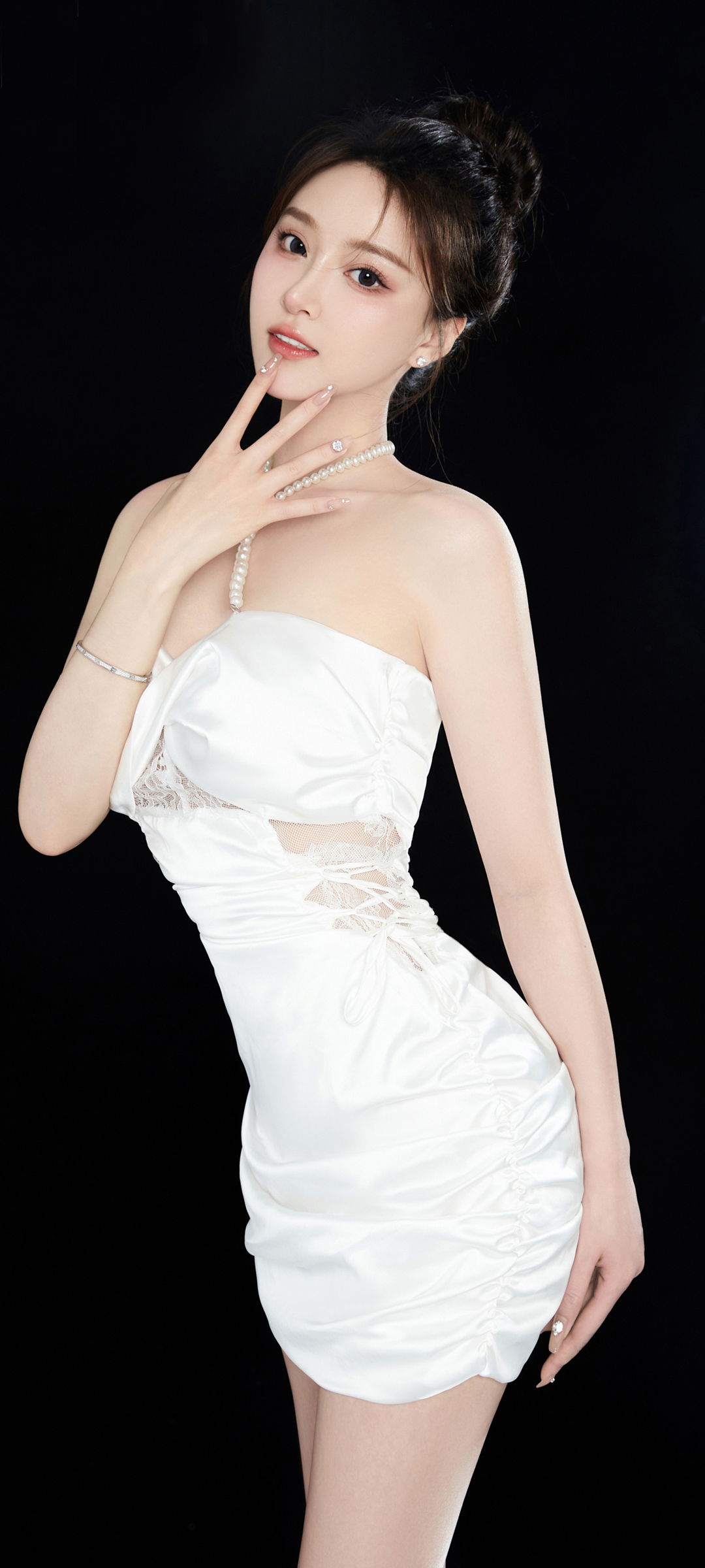 免费下载美女手机壁纸，好身材美女穿白色小裙子，养眼又清新