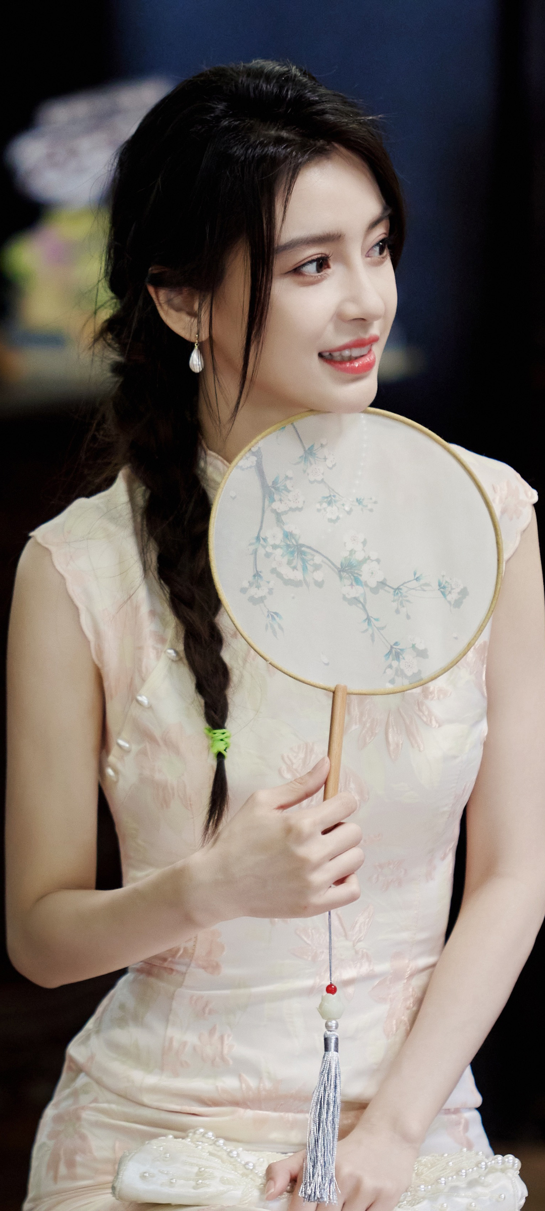 杨颖旗袍倩影，全屏唯美壁纸，免费下载畅享手机新装