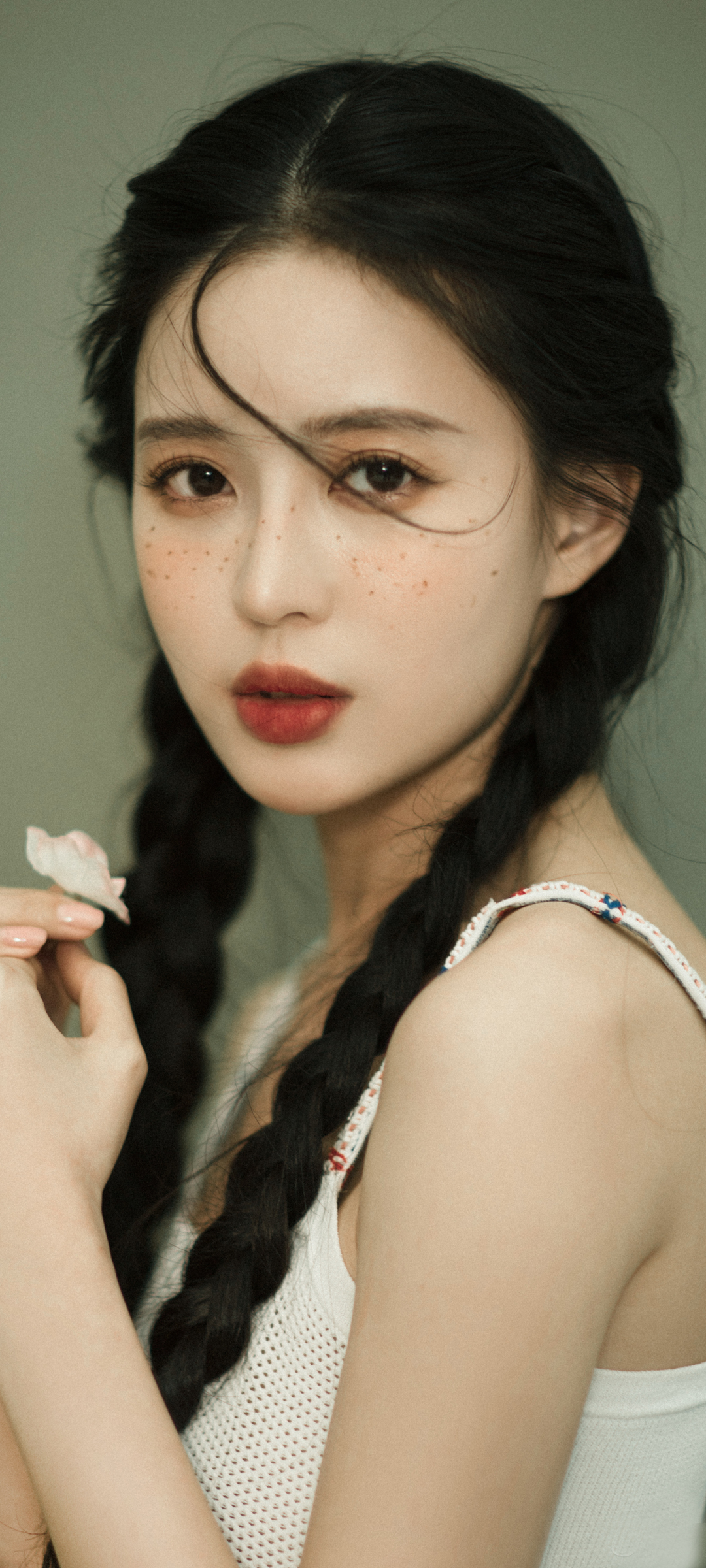 温心美女辫子造型，绝美手机壁纸免费下载