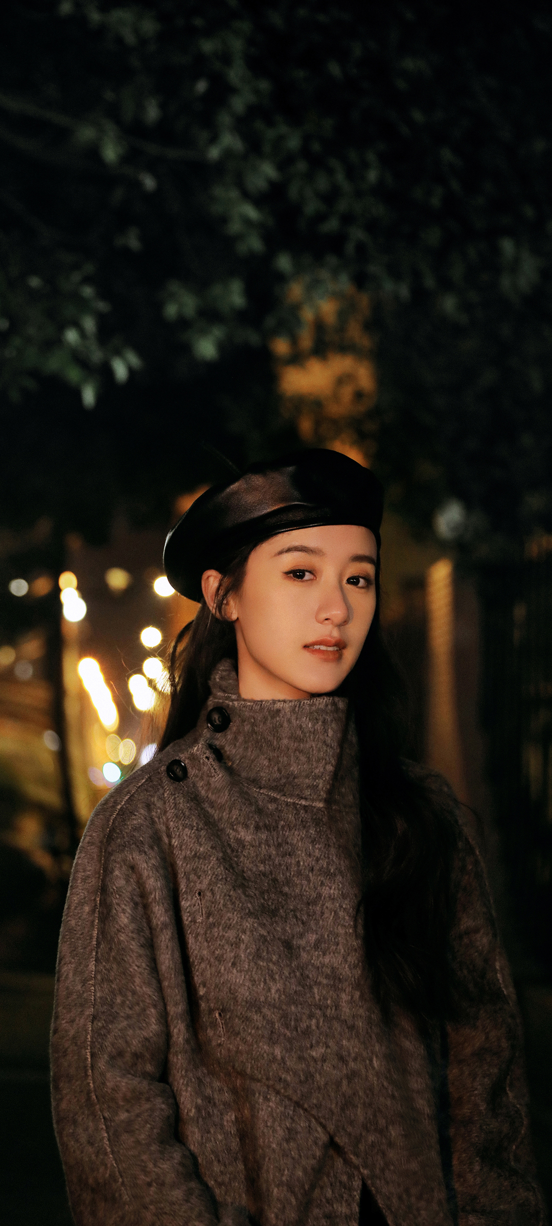 夜幕下，袁冰妍戴帽倩影手机壁纸，美女高清图免费下载