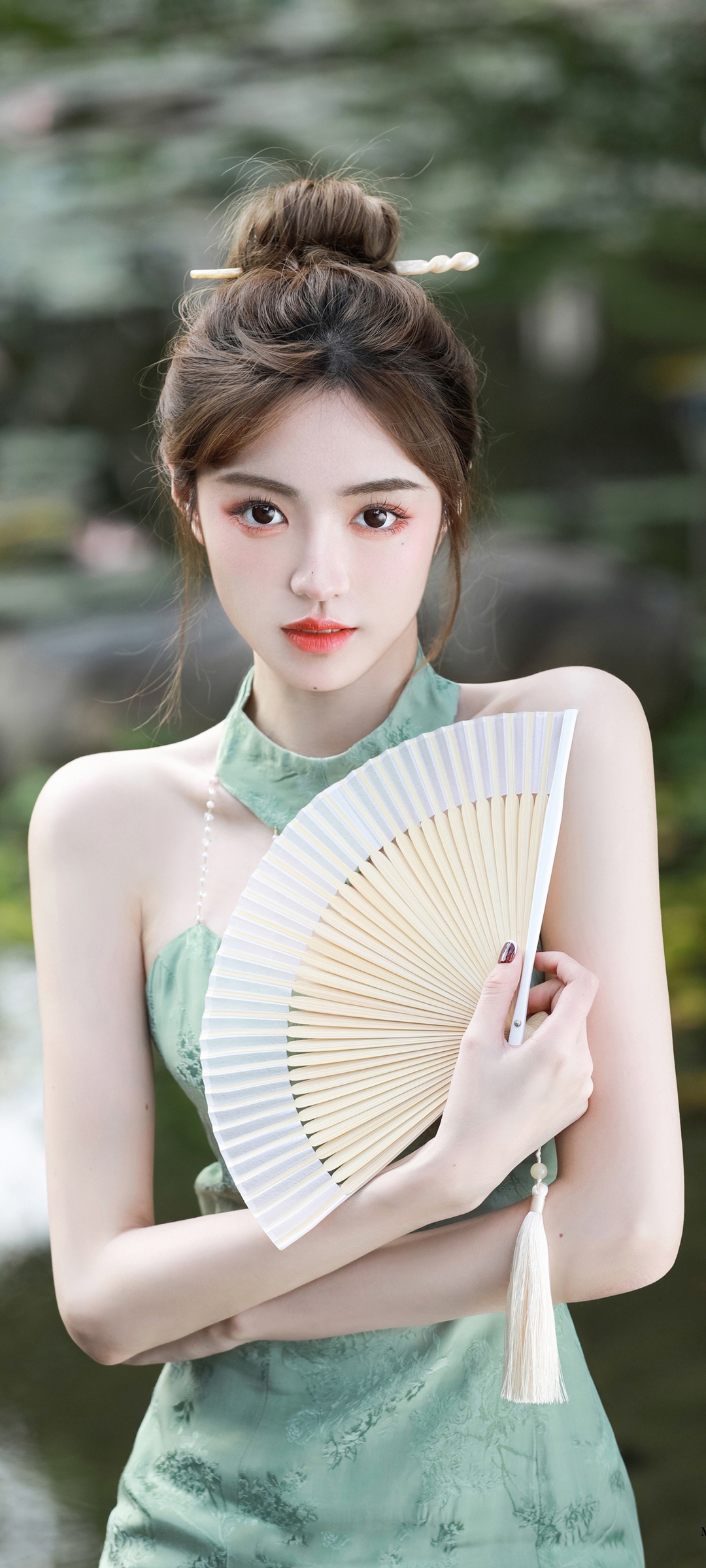 鹿醒之美，绿裙轻舞，扇影翩翩，精选美女手机壁纸免费下载
