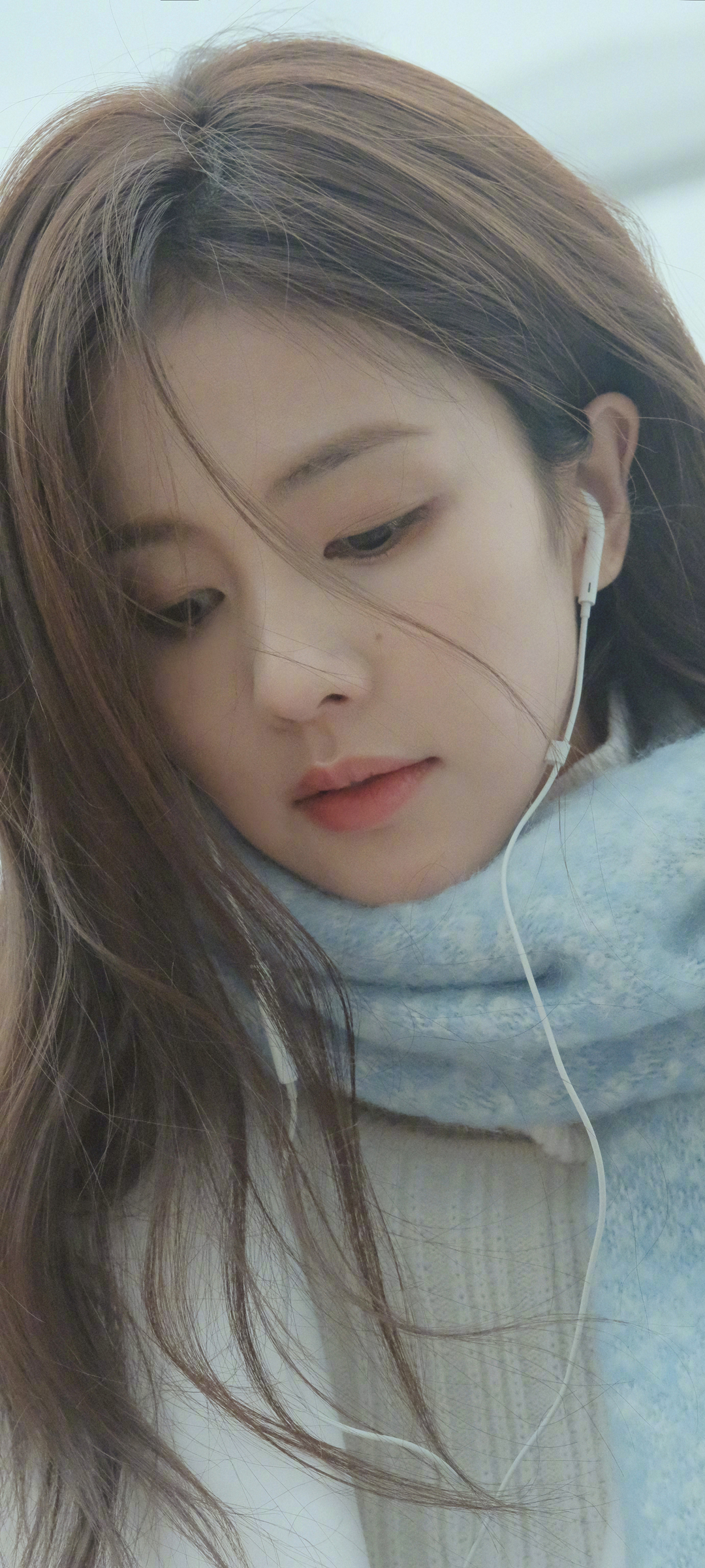 白鹿美女，围巾耳麦搭配，精选手机壁纸免费下载