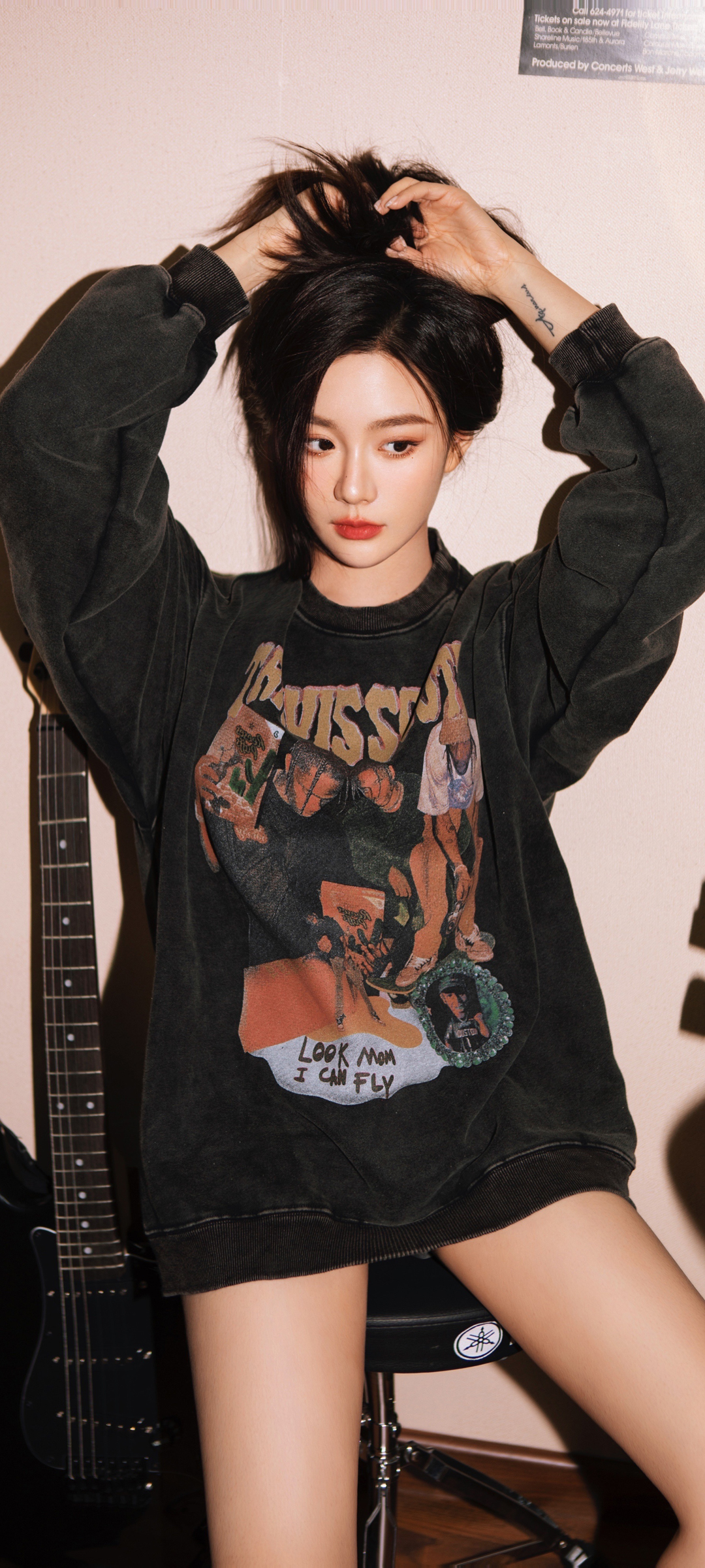 黑卫衣美女手机壁纸，免费下载个性美女图片