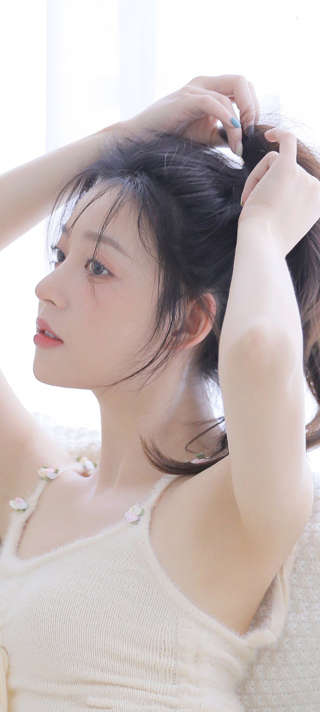 居家佳人辫子造型，白色毛衣倩影，精选手机壁纸免费下载