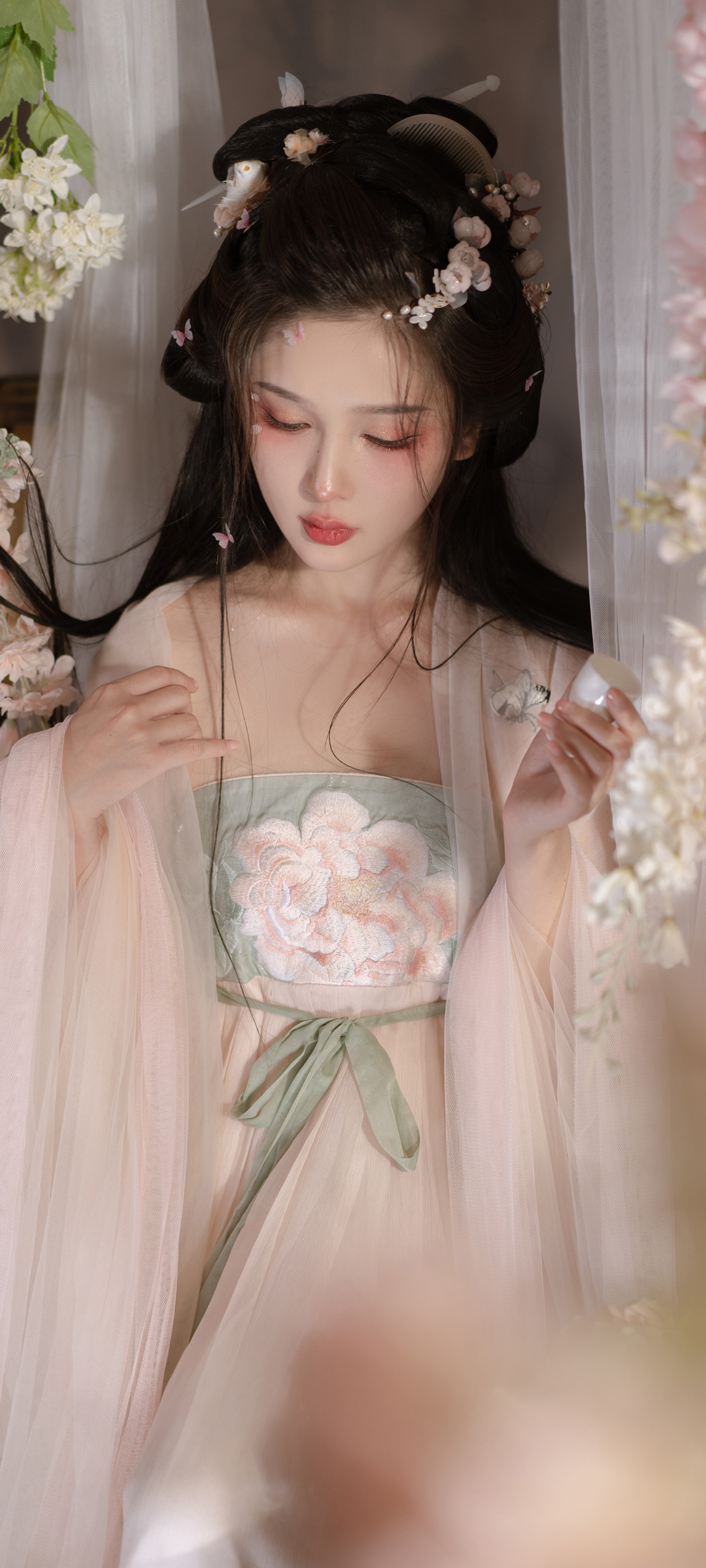 绝美汉服女神高清全屏手机壁纸，免费下载尽享视觉盛宴