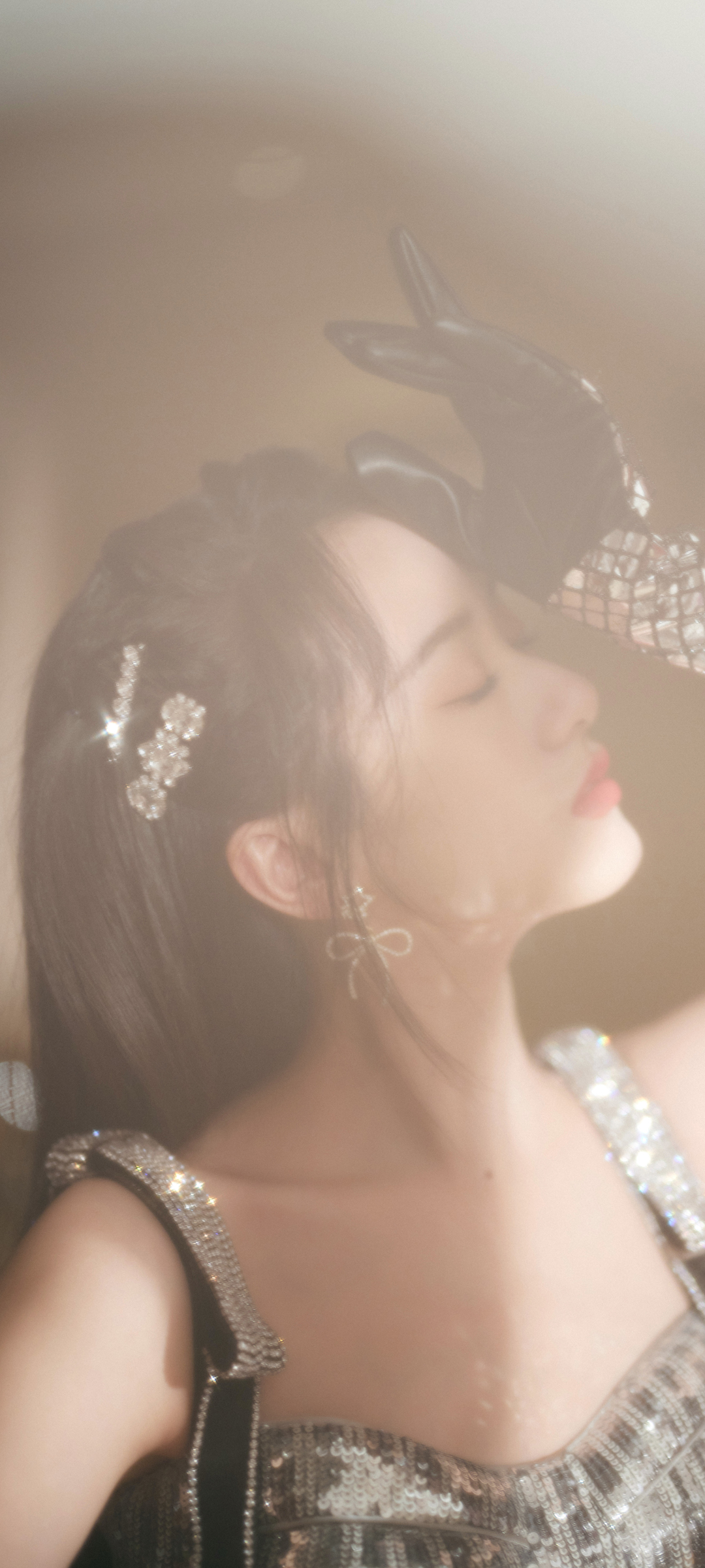 袁冰妍侧颜闭眼写真，唯美手机壁纸免费下载