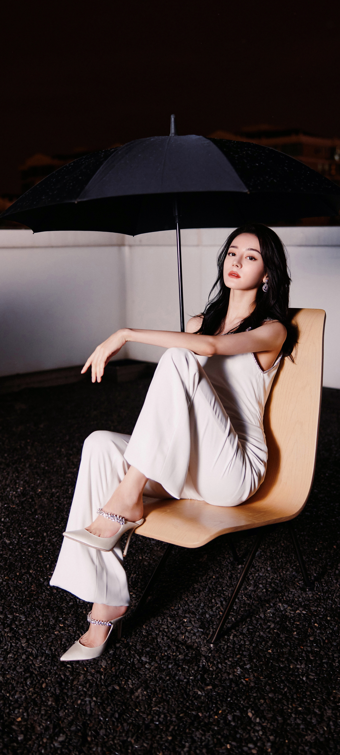 迪丽热巴高清美图，白裤撑伞，绝美壁纸免费下载