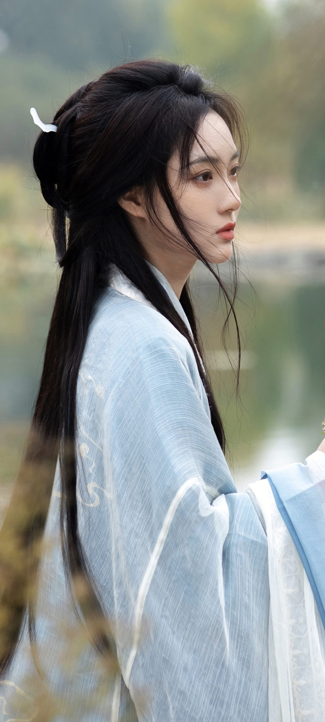唯美古风长发美女，户外风光手机壁纸，免费下载欣赏