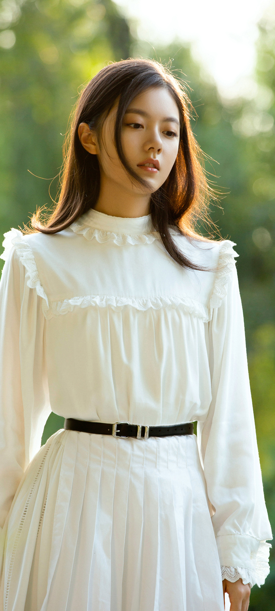 赵今麦高清手机壁纸，纯白裙装美女，免费下载欣赏