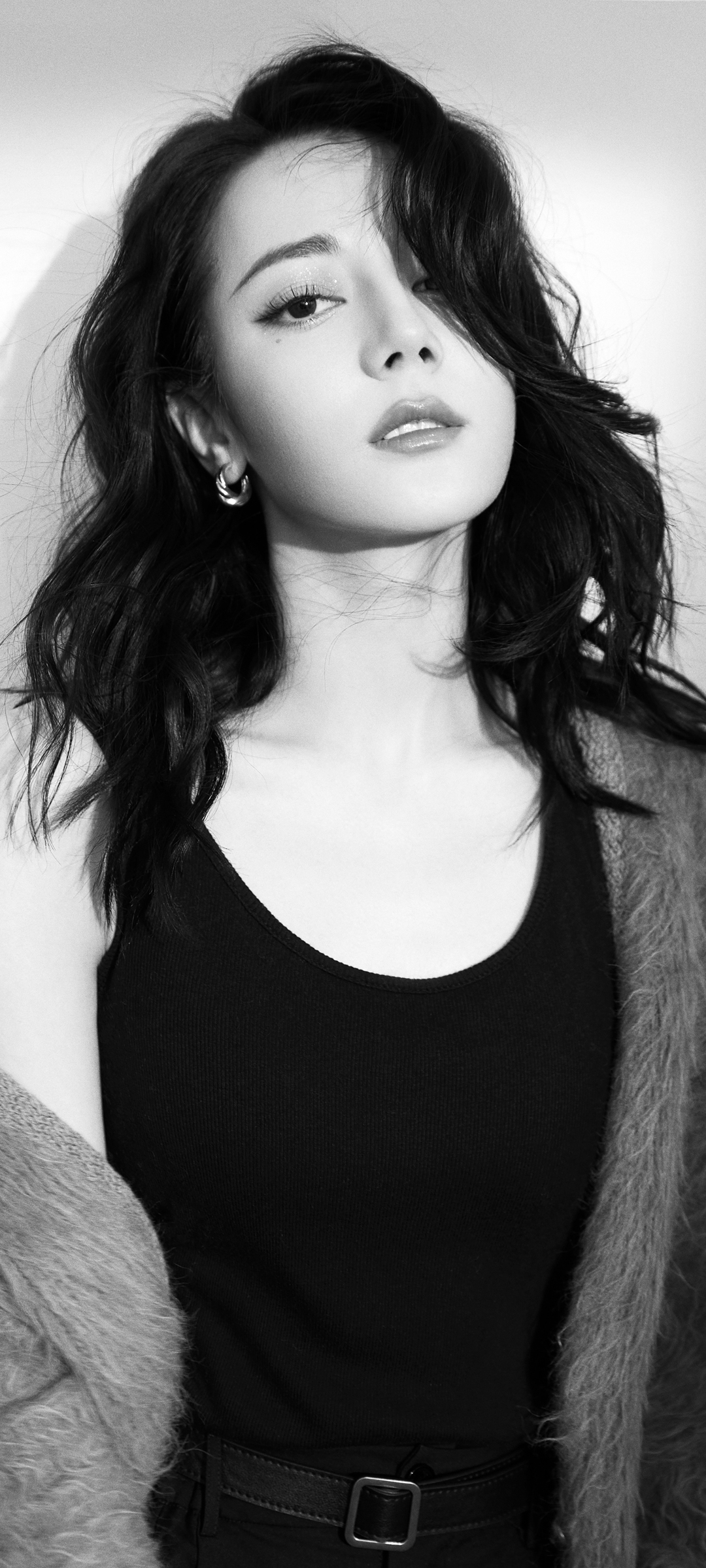 迪丽热巴绝美黑白写真，免费手机壁纸高清下载