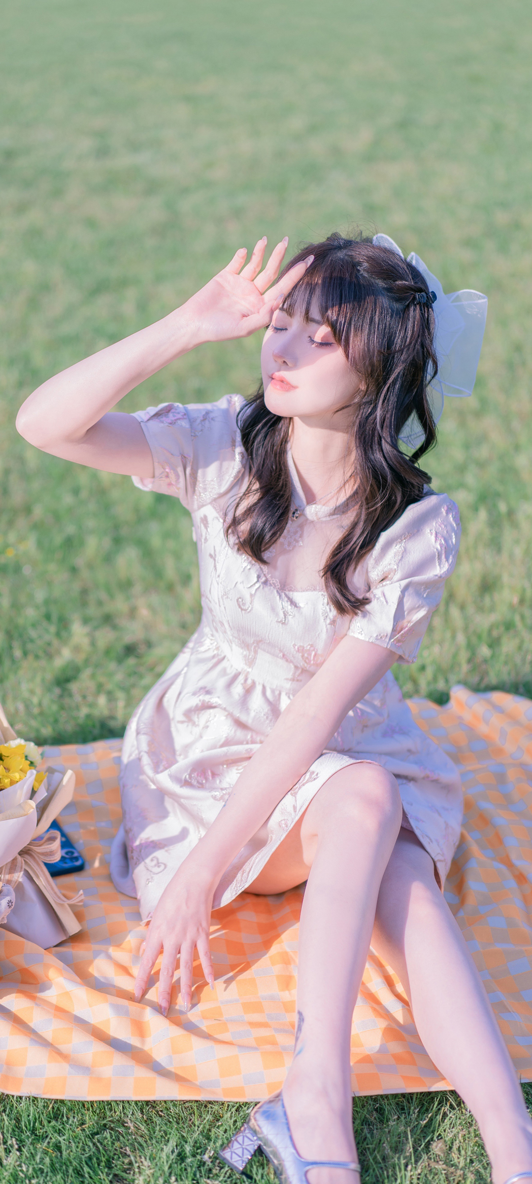 草地美女赏心悦目，精选免费手机壁纸任你下载
