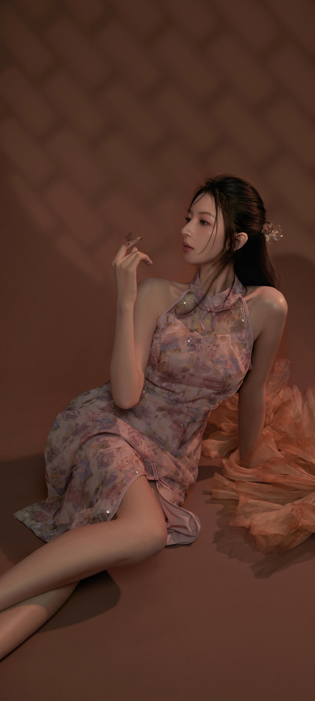 免费下载，美腿美女手机壁纸，精选碎花裙美女图片