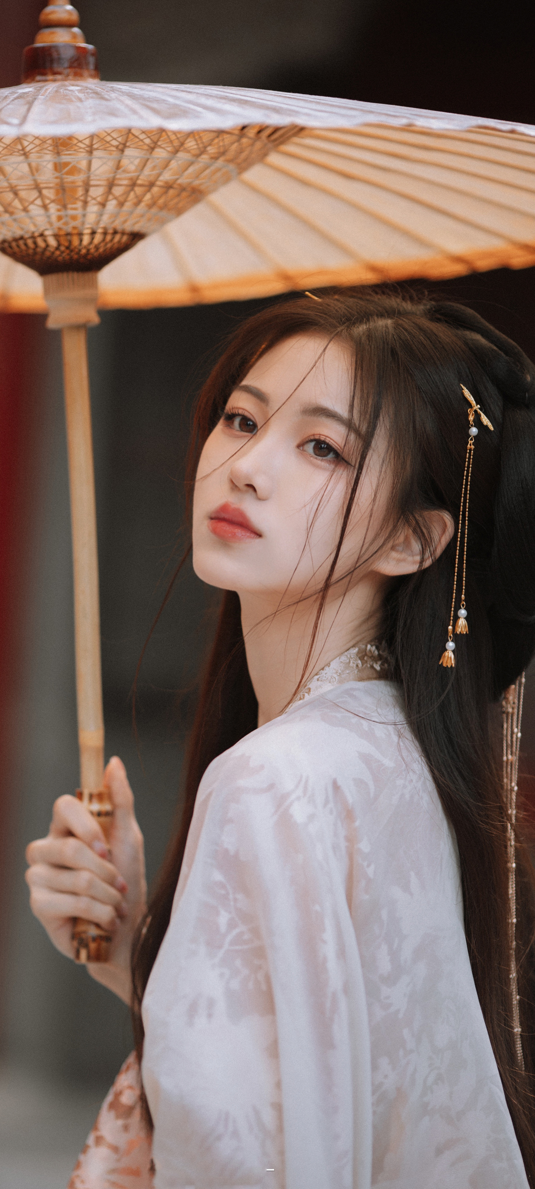 古风美女撑伞绝美壁纸，高清全屏免费下载，装点你的手机屏保