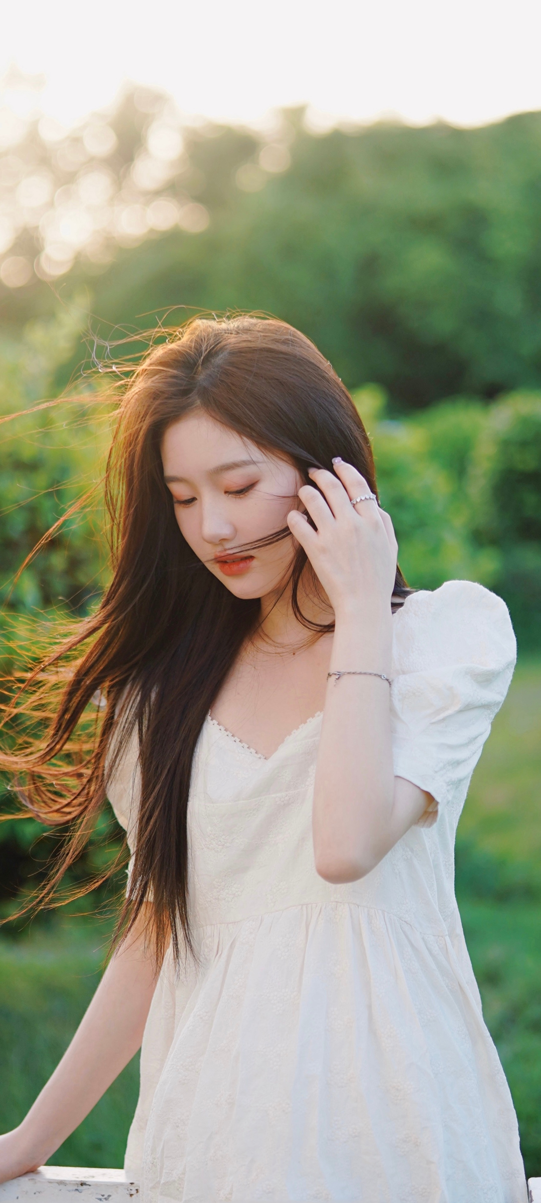 清纯美女林真，全屏高清白色裙子手机壁纸，免费下载