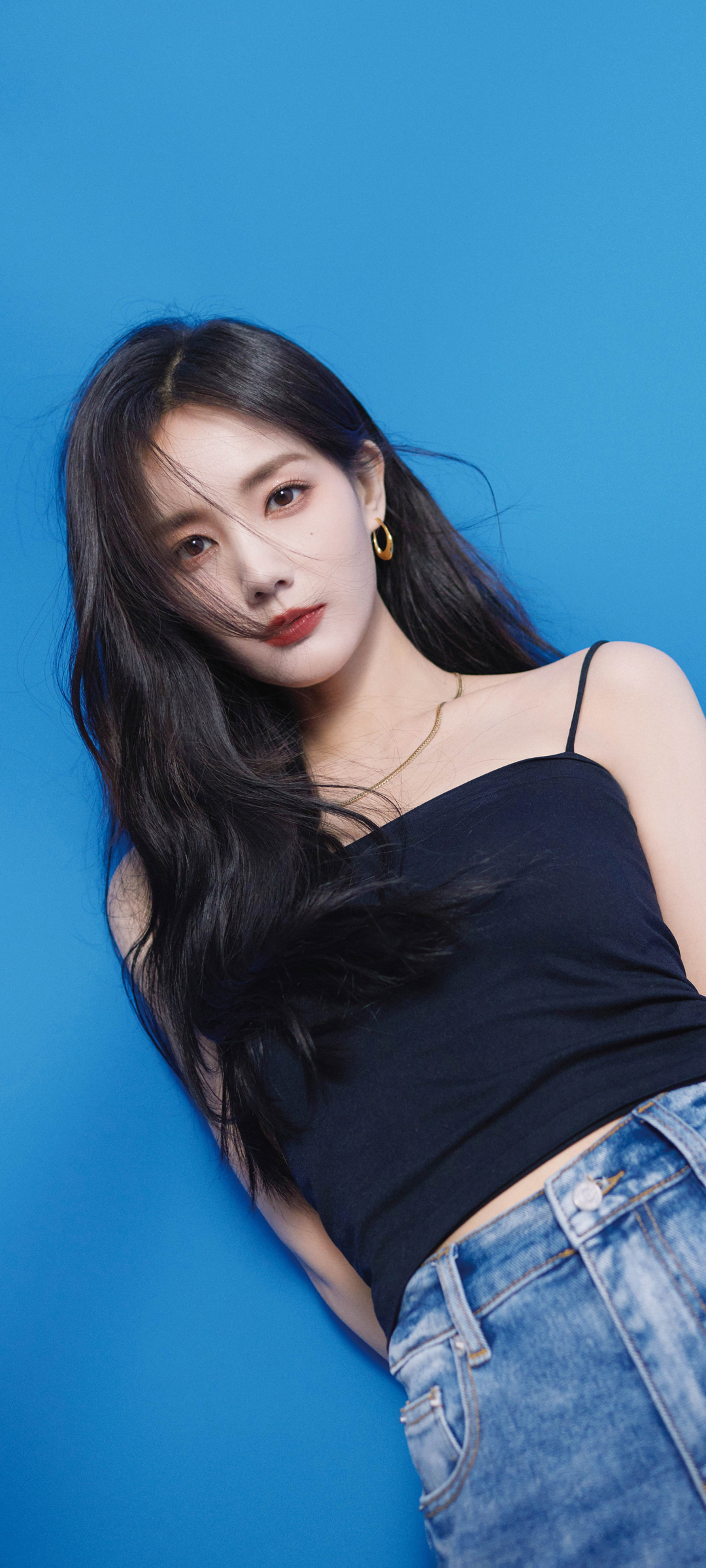 李一桐绝美时尚写真，牛仔裤风采，高清美女手机壁纸免费下载