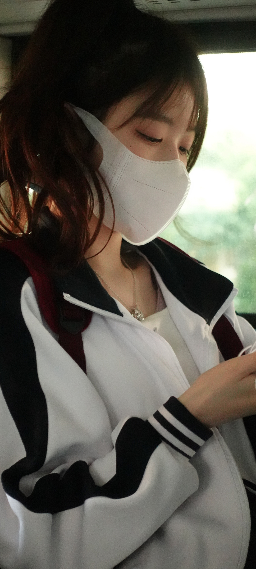 佘颖欣蛇姐校服口罩美女壁纸，免费高清手机壁纸下载
