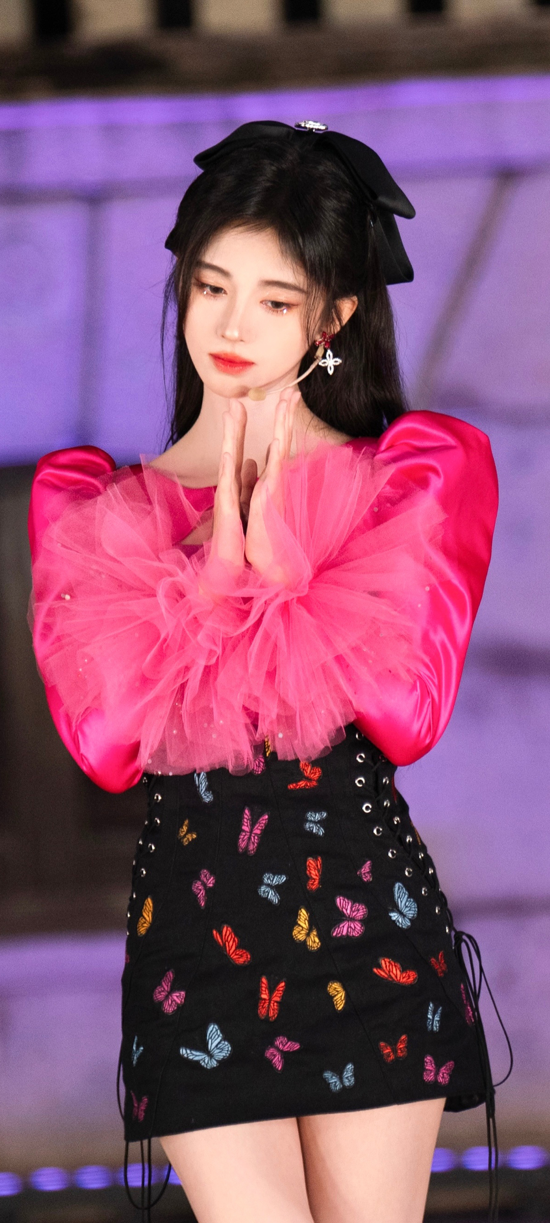 鞠婧祎双手合十美图，精选免费手机壁纸，一键下载背景美女