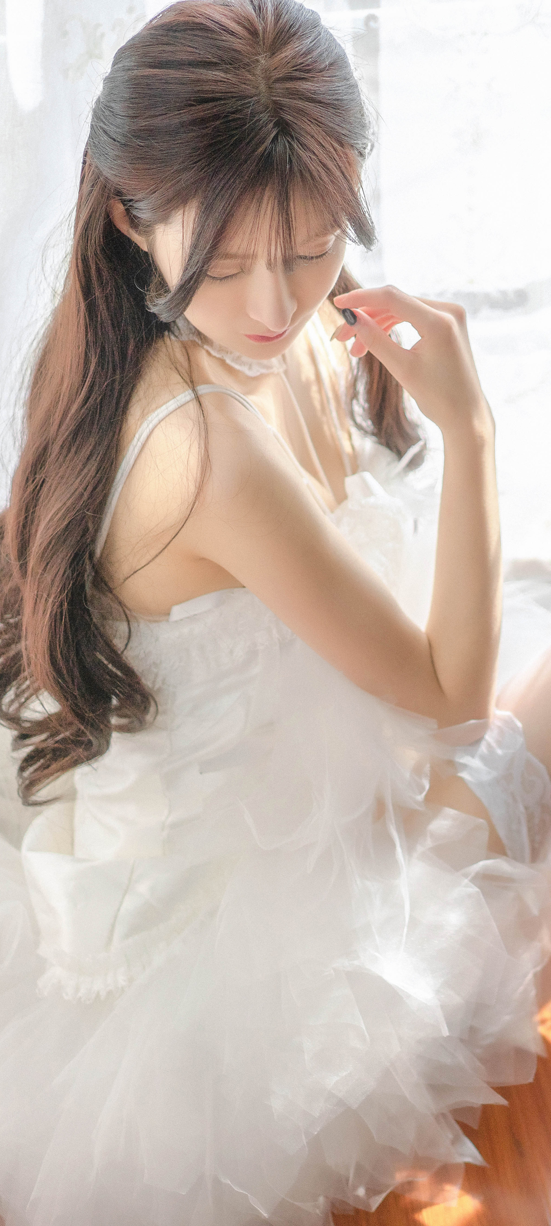 唯美白裙美女，修长美腿抢镜，高清手机壁纸免费下载