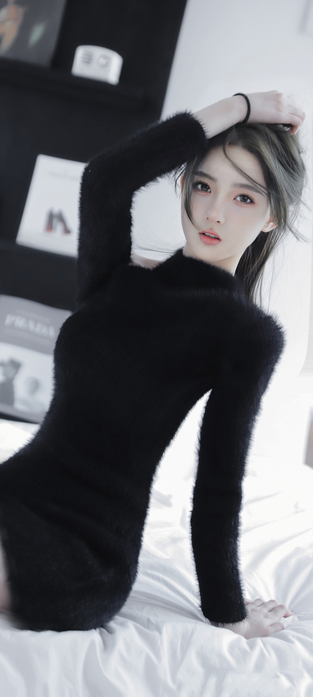 免费下载气质美女手机壁纸，黑色毛衣居家风格尽在掌握