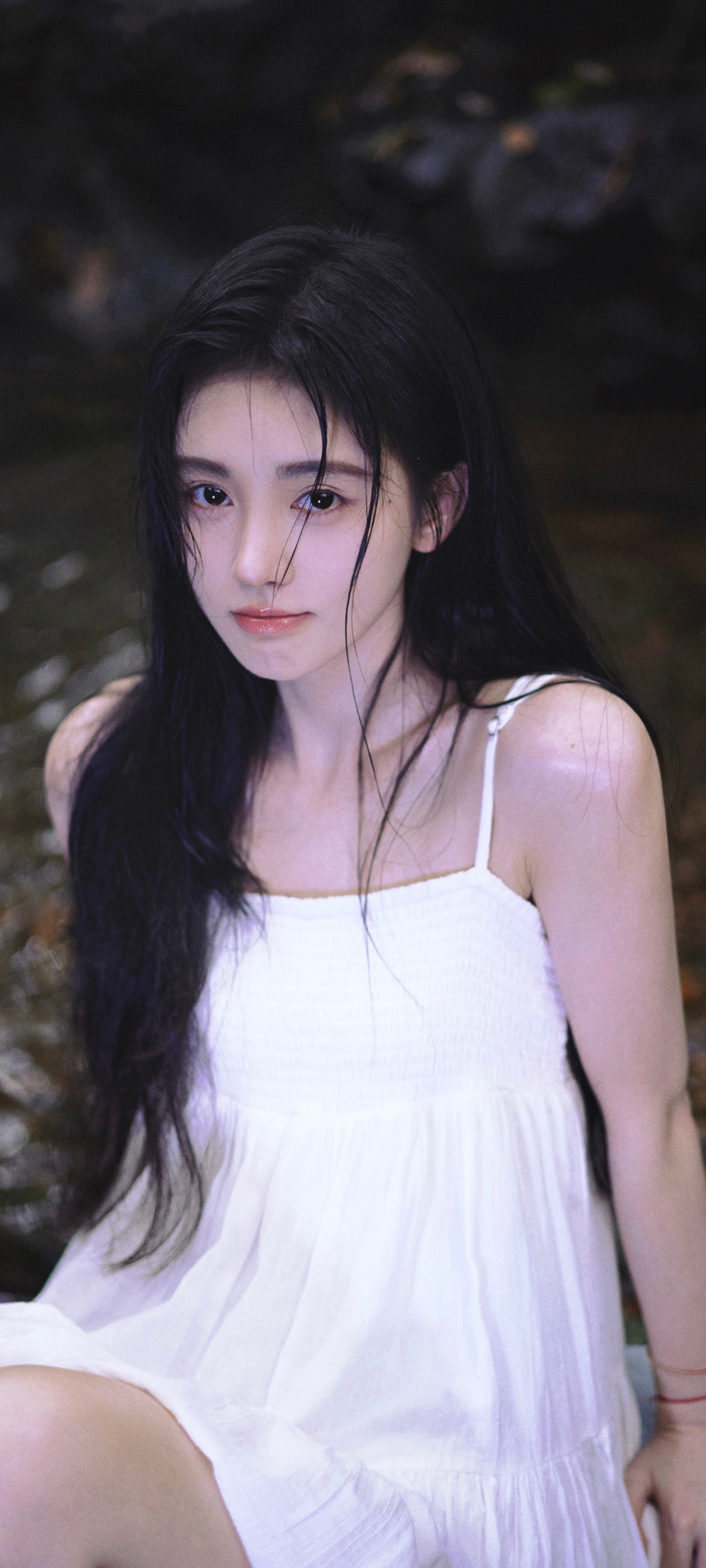鞠婧祎绝美瞬间，白色吊带裙手机壁纸，免费高清下载