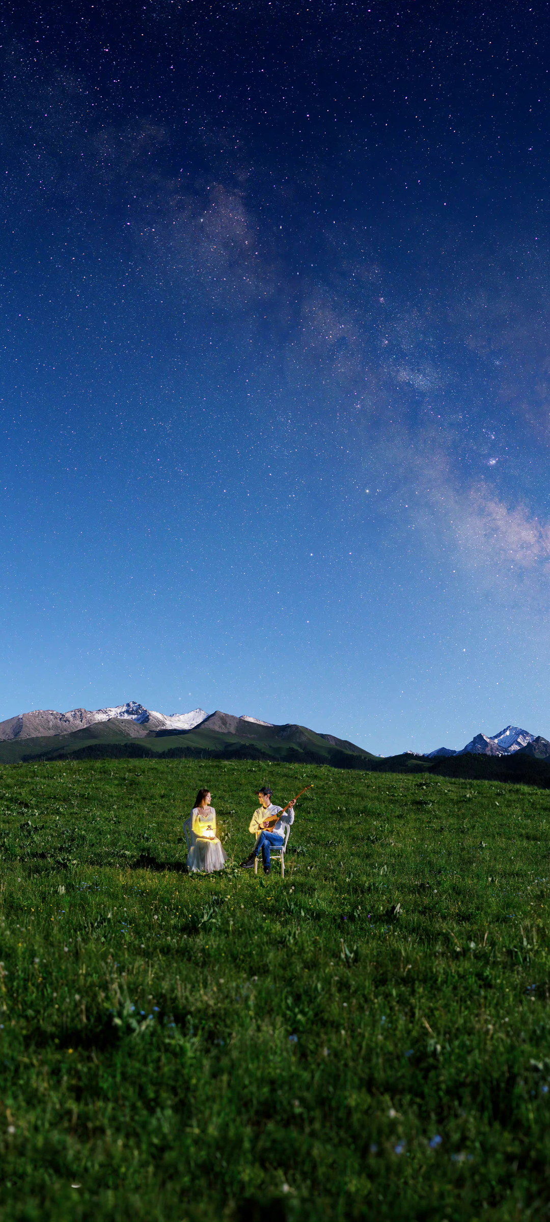浪漫星空山景，情侣草地漫步，免费手机壁纸下载