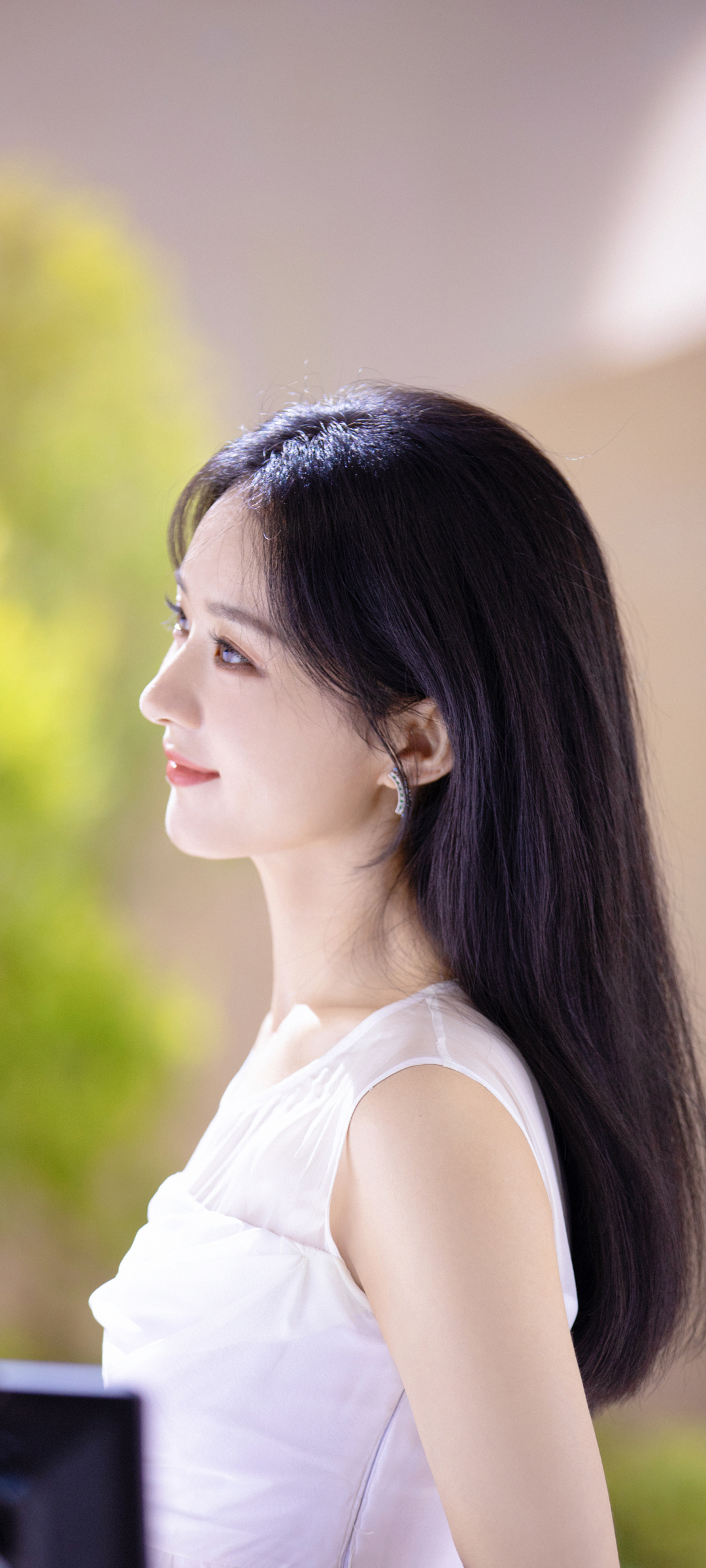 赵丽颖侧颜微笑，清纯长发美女高清手机壁纸，免费下载！